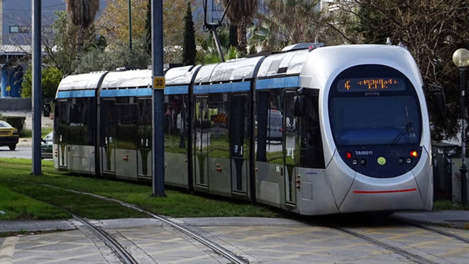 Πάρκαρε το Ι.Χ του στις γραμμές του τραμ! (+video)