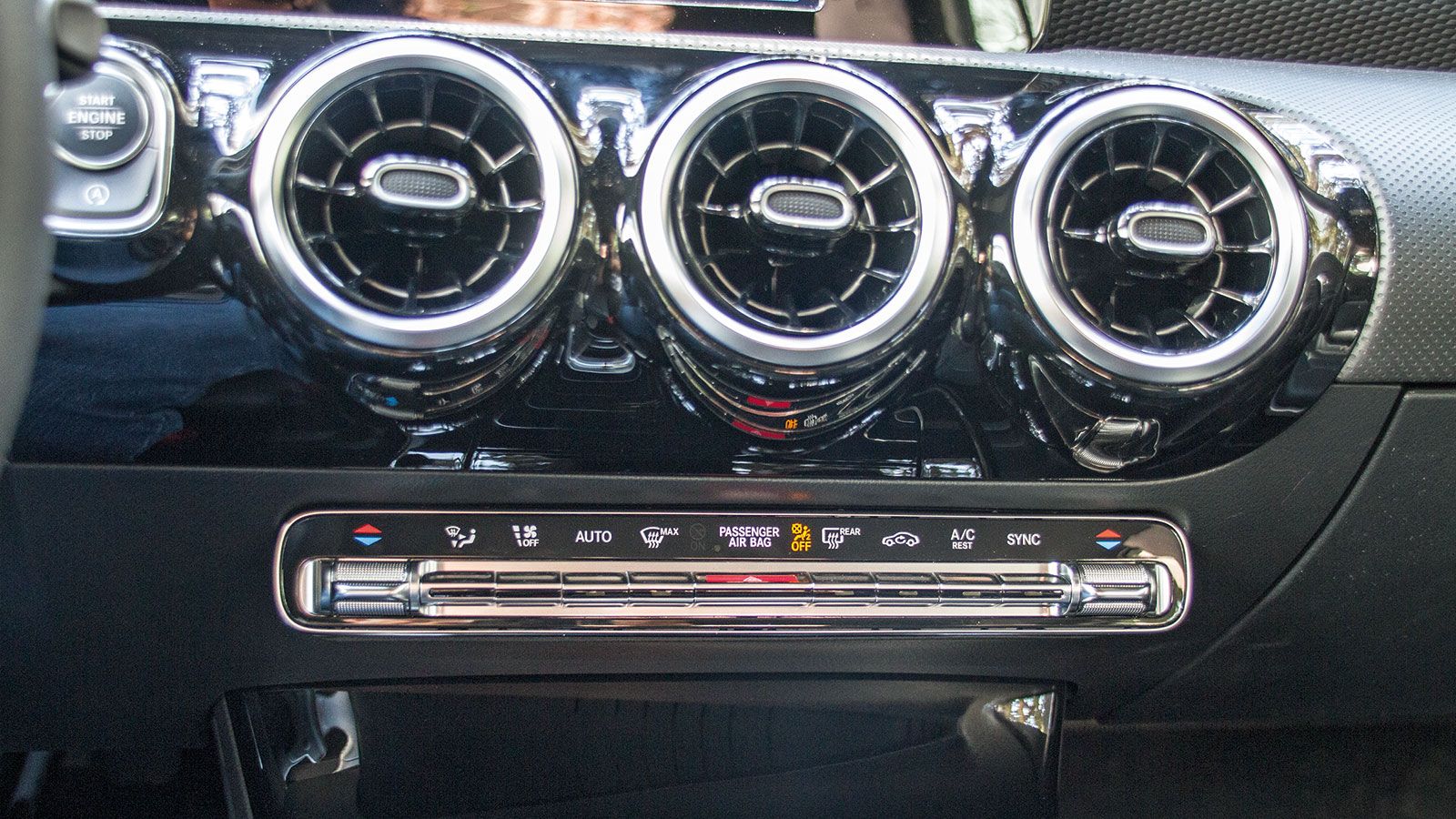 Οι αεραγωγοί μοιάζουν με της E-Class αλλά μας άρεσε που έχουν μικρές αλλαγές και δείχνουν πιο νεανικοί σε στιλ. Η γραμμή ελέγχου του κλιματισμού είναι