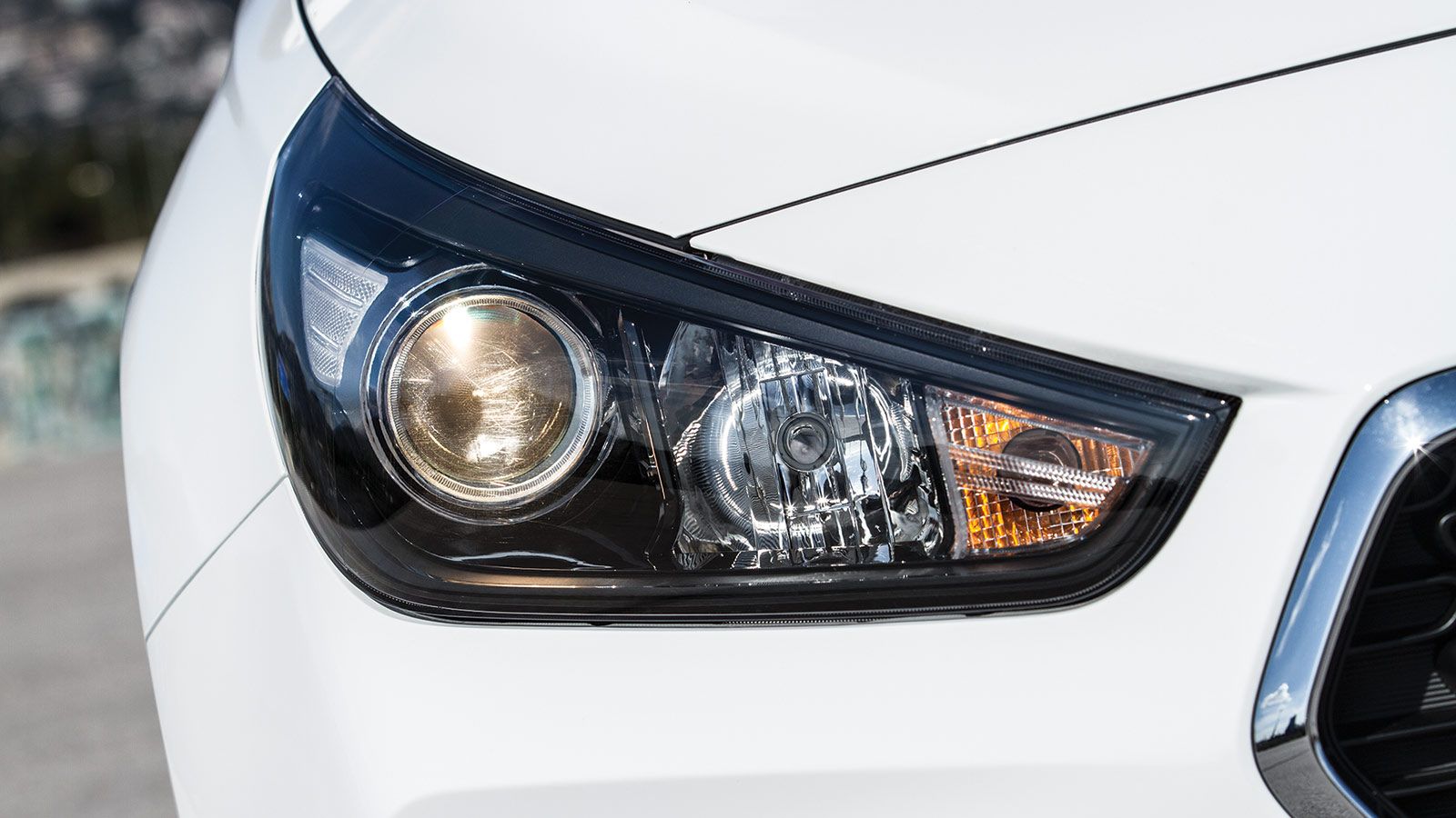 Μικρές είναι οι διαφορές στα μπροστινά φωτιστικά σώματα, ενώ στις άκρες του καπό υπάρχουν δυναμικές γραμμές που προσδίδουν μια πιο άγρια μορφή στο νέο