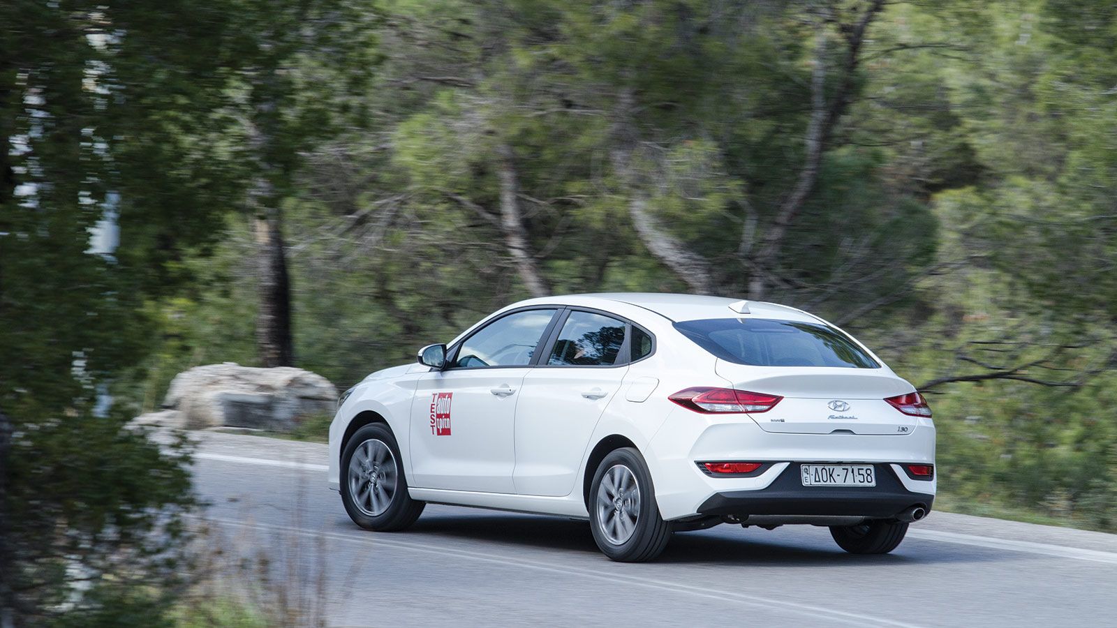 Η Fastback έκδοση του i30 είναι μια 5θυρη έκδοση με κουπέ χαρακτηριστικά στο πίσω μέρος που έχει και το όνομα αλλά και τη χάρη.