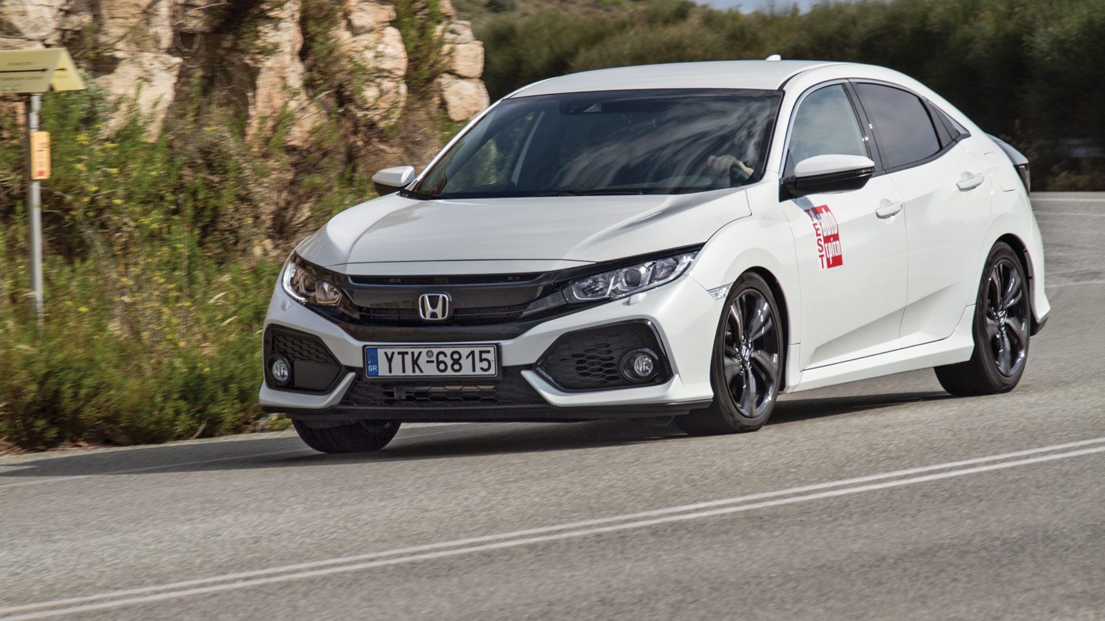 Καμία διαφορά δεν υπάρχει μεταξύ της εικονιζόμενης 
diesel έκδοσης του 
Civic με τις βενζινοκίνητες, παραμένοντας έτσι ξεχωριστό σε σχεδίαση με έντο