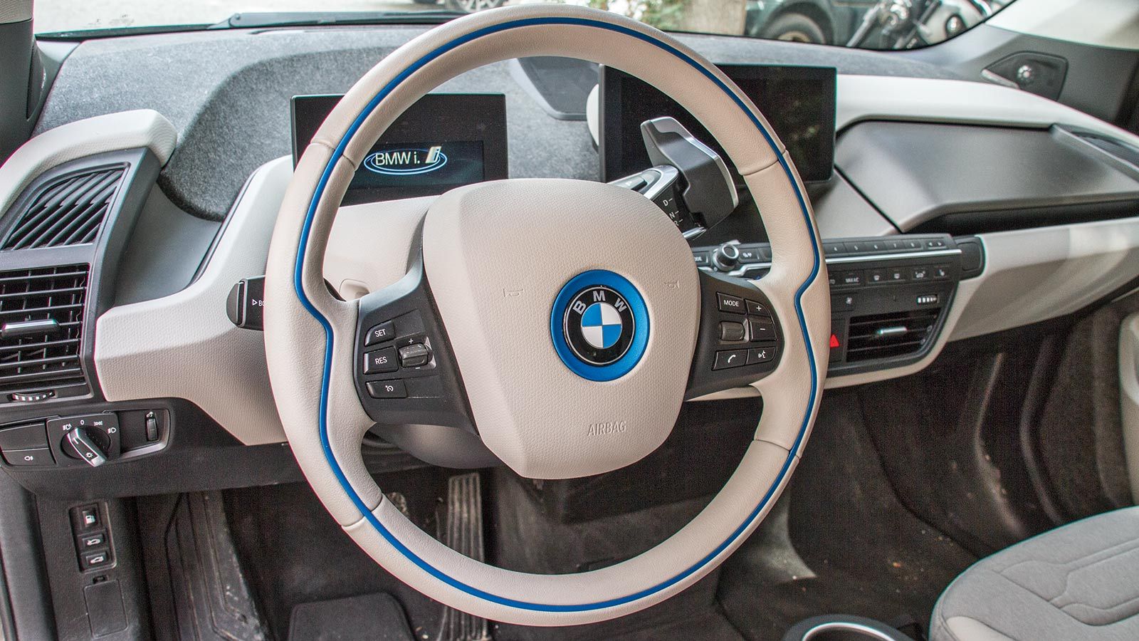 Ο ηλεκτροκινητήρας BMW eDrive της i3s εδρεύει μεταξύ των δύο πίσω τροχών, όπου και μεταδίδεται η κίνηση, αποδίδοντας ισχύ 184 ίππων με τα 270 Nm ροπής