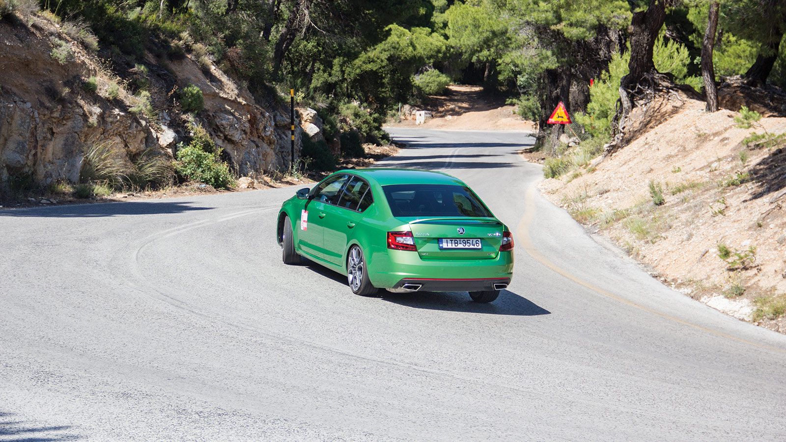 Η ανάρτηση της Octavia RS σε συνδυασμό με τις 19άρες ζάντες είναι σφικτή και σύμφωνη με τον χαρακτήρα του μοντέλου, χωρίς αυτό να σημαίνει πως «κοπανά