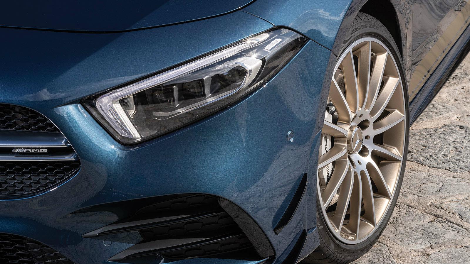 Η εικονιζόμενη Mercedes-AMG A 35 θα αποκτήσει λίαν συντόμως δύο μεγαλύτερα αδέλφια μετά την έλευση των Α 45 και Α 45 S με 387 και 421 άλογα αντίστοιχα