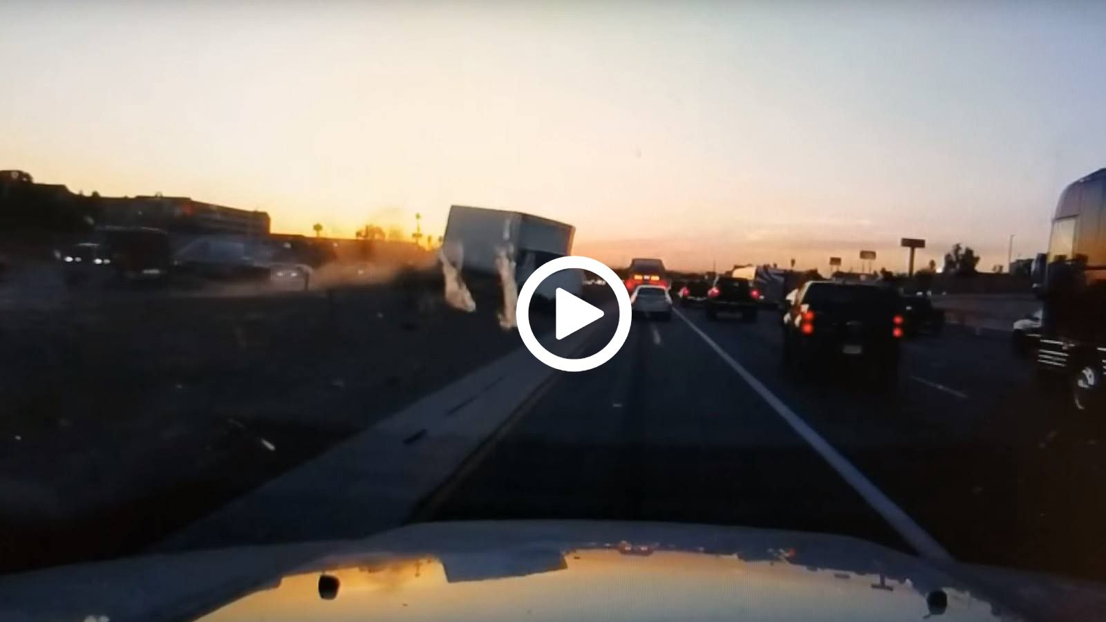 Ανεξέλεγκτο φορτηγό μπαίνει στο αντίθετο