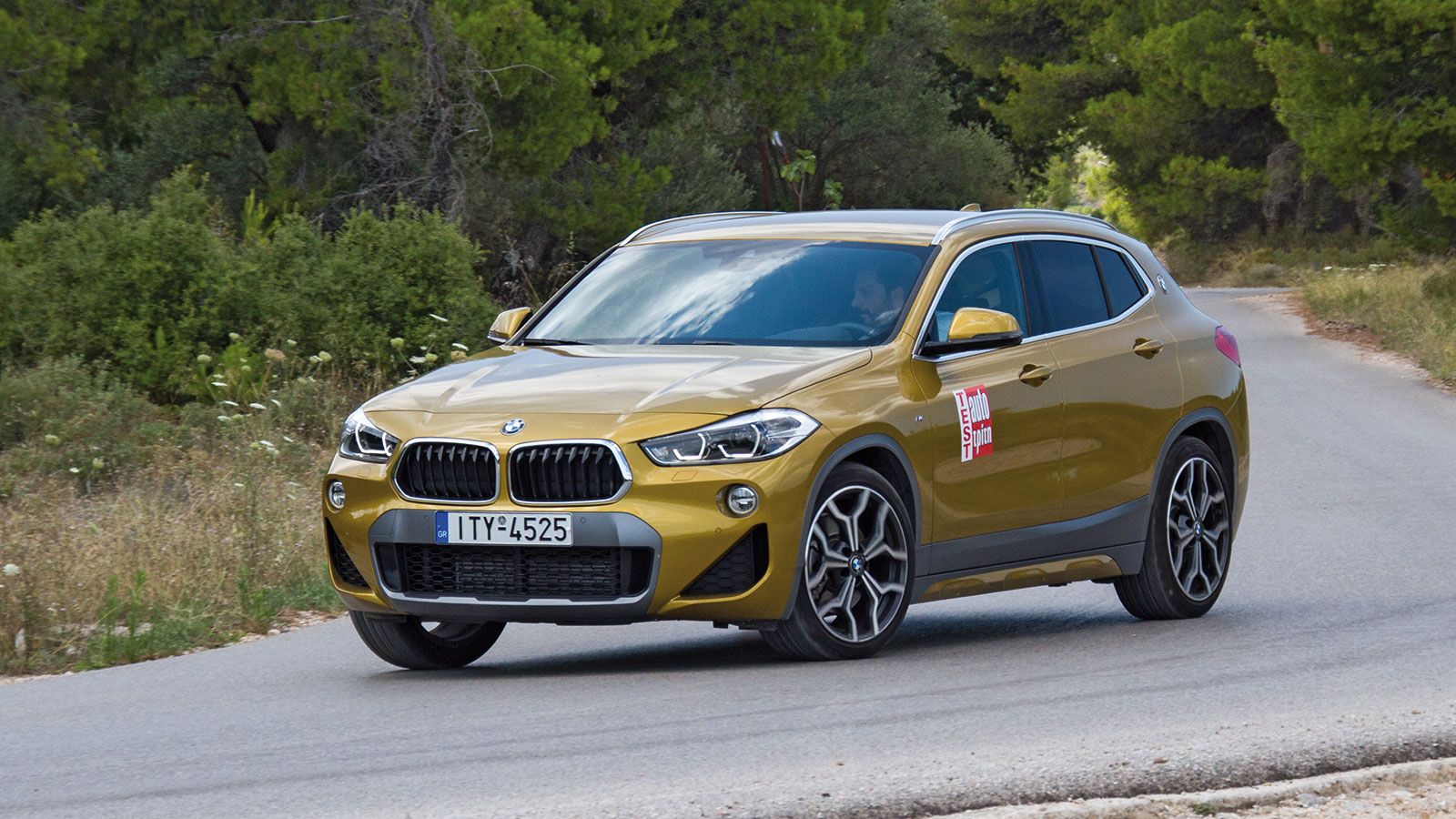 Χαμηλή οροφή, περισσότερο μέταλλο και λιγότερο κρύσταλλο στο αμάξωμα, μακρύ καπό, τονισμένα φτερά και σήματα της εταιρείας στο πλάι, στην τρίτη κολώνα