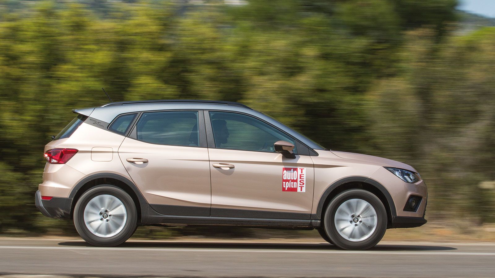 Το SEAT Arona με την οδηγοκεντρική του συμπεριφορά στο δρόμο, αναμφίβολα θα ικανοποιήσει και τους λίγο πιο «ανήσυχους» οδηγούς, θυμίζοντας hatchback μ