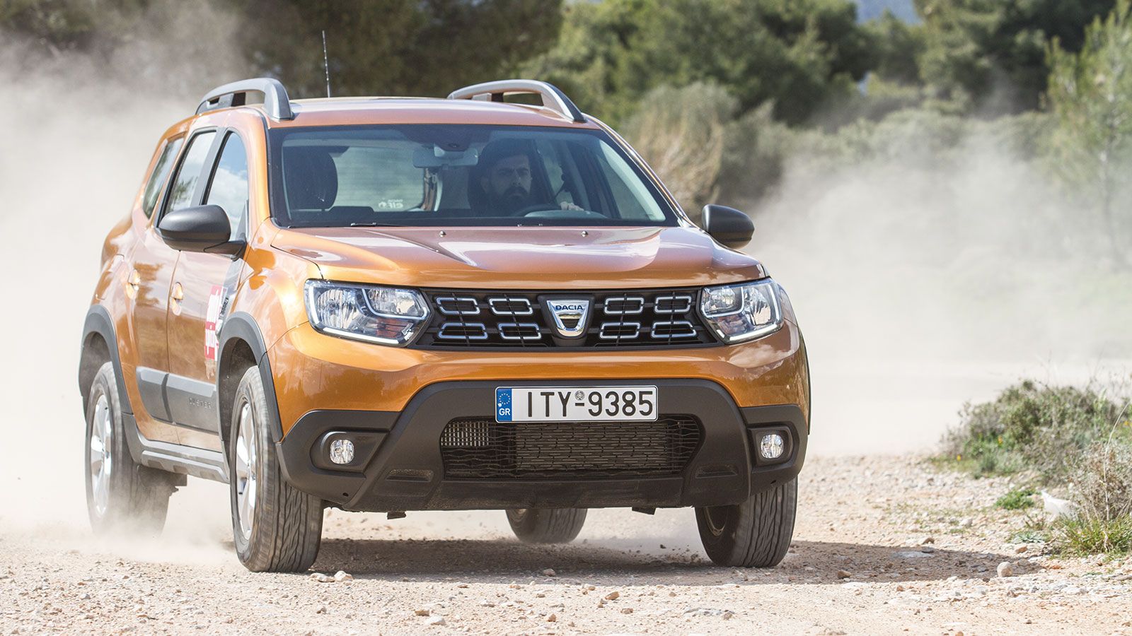 Το σκληροτράχηλο Dacia Duster είναι το μοναδικό μικρομεσαίο crossover της αγοράς που διατίθεται σε τιμή κάτω των 15.000 ευρώ.