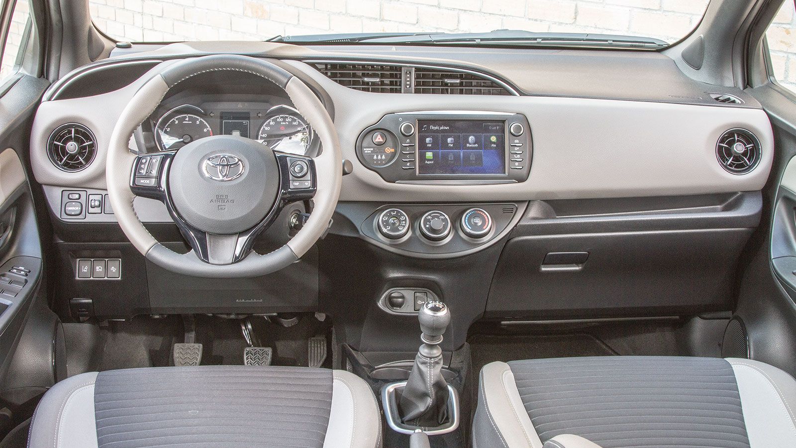 Η καμπίνα του Yaris ξεχωρίζει για τους άνετους χώρους που προσφέρει στους επιβάτες και την πρακτικότητά της.