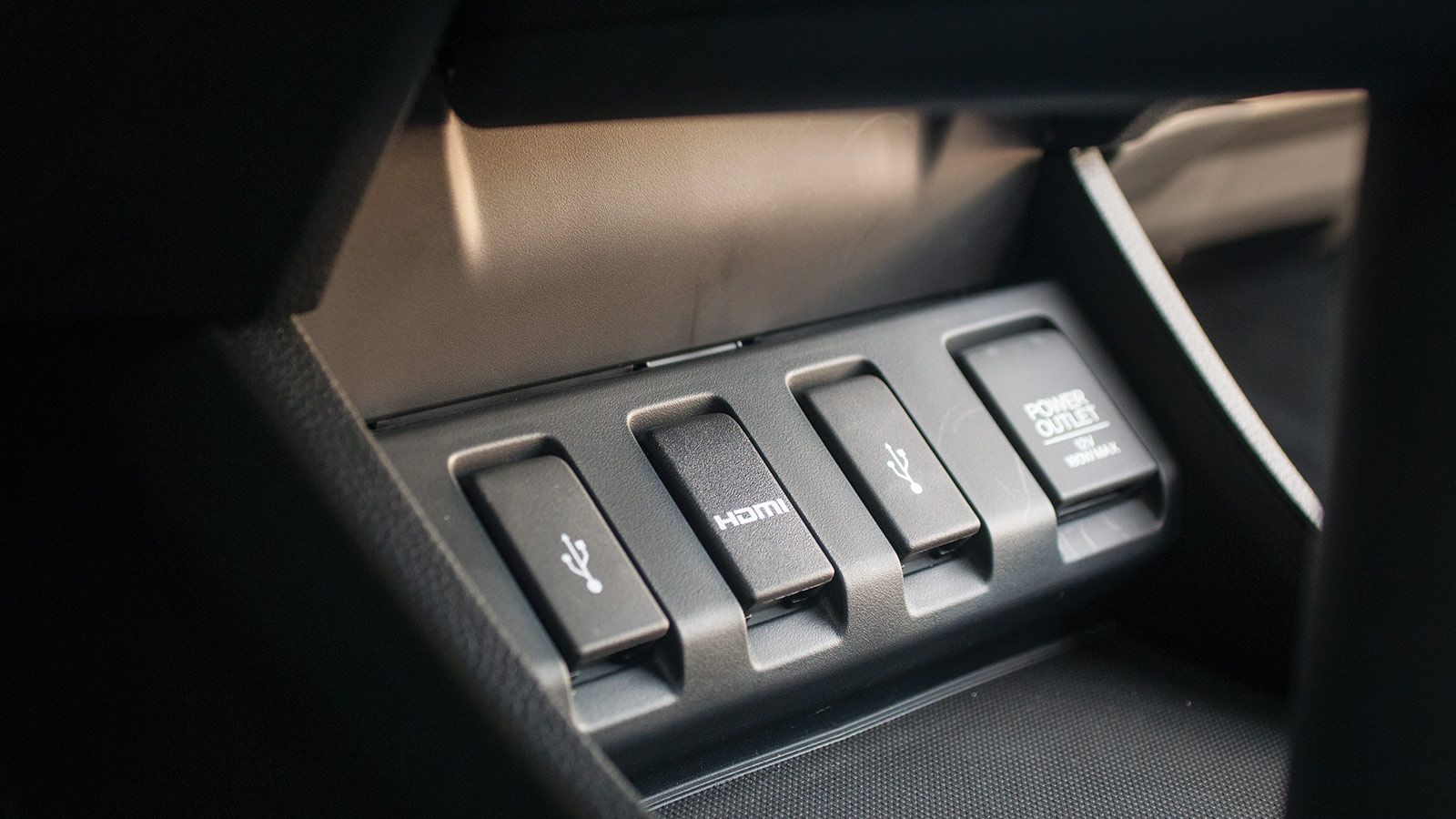 Honda HR-V - Δύο θύρες usb, μία HDMI και 12V παροχή ρεύματος διαθέτει το Honda 
HR-V, ωστόσο είναι σε δυσπρόσιτο σημείο κάτω από την κονσόλα.