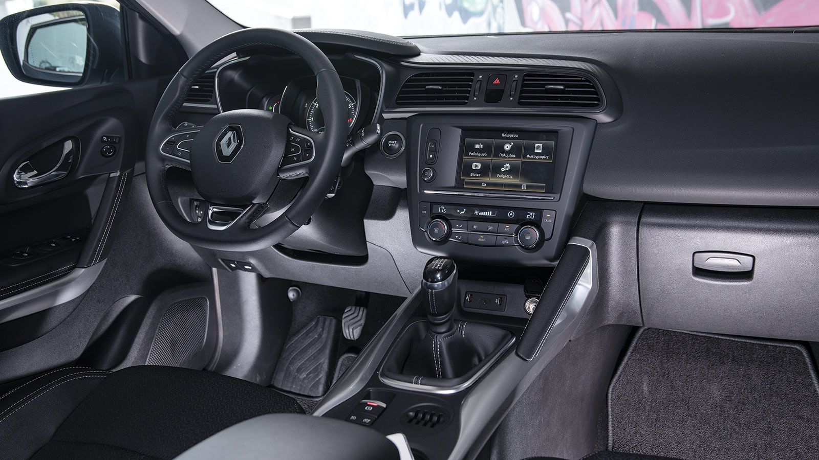 Renault Kadjar - Μόνo στο Renault Kadjar θα συναντήσουμε και πέμπτη χειρολαβή. Αυτή βρίσκεται στην κεντρική κονσόλα και προσφέρει ένα έξτρα στήριγμα γ