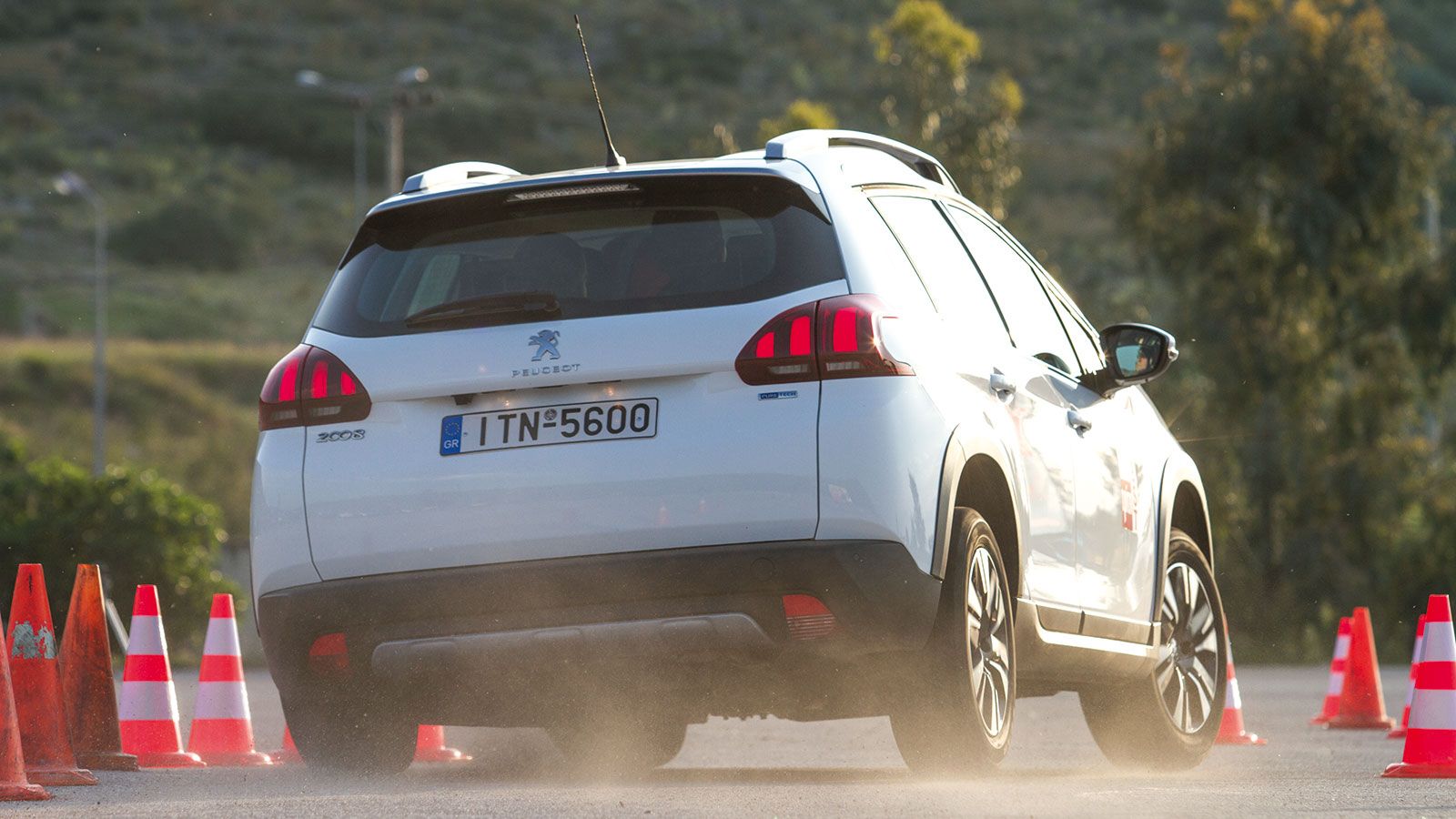 Απίθανη επίδοση από το Peugeot 2008, που κυριολεκτικά «έσκισε» με επίδοση 76 χλμ./ώρα και είναι αυτή τη στιγμή το κορυφαίο μικρό SUV σε αυτή τη δοκιμα