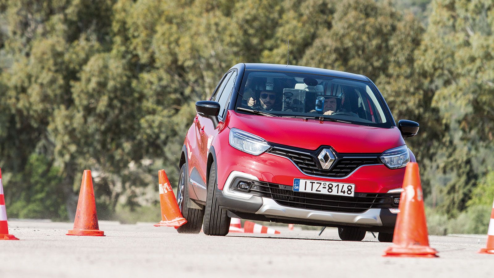 Στο Renault Captur το πολύ αποτελεσματικό ESP φρέναρε το γαλλικό μοντέλο, μην επιτρέποντας φαινόμενα υπο/υπέρστροφής.