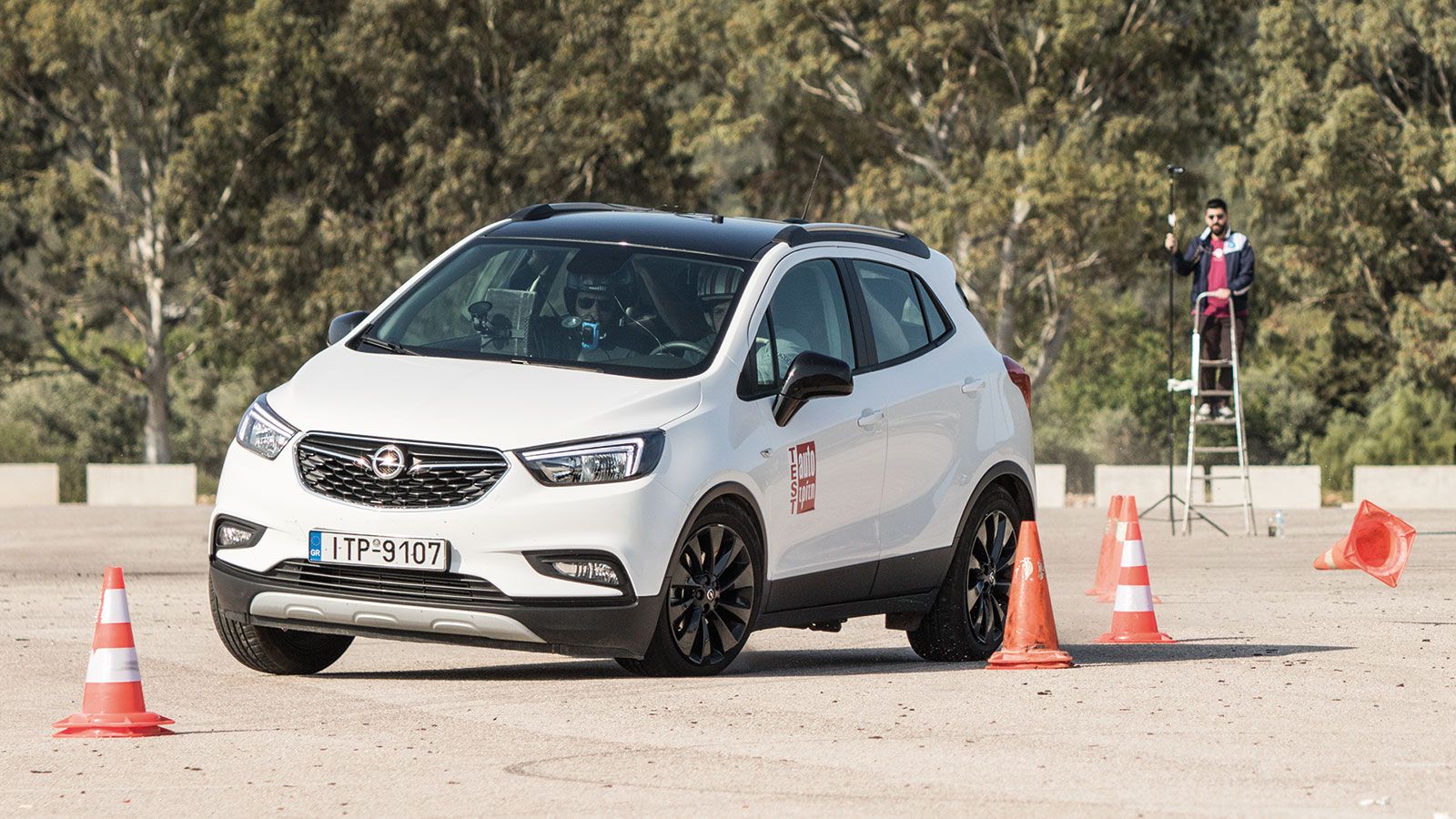 Το Opel Mokka X αντιδρά ουδέτερα έχοντας υψηλά περιθώρια πρόσφυσης παρά το γεγονός ότι δεν δείχνει ανάλαφρο στην απότομη αλλαγή πορείας.