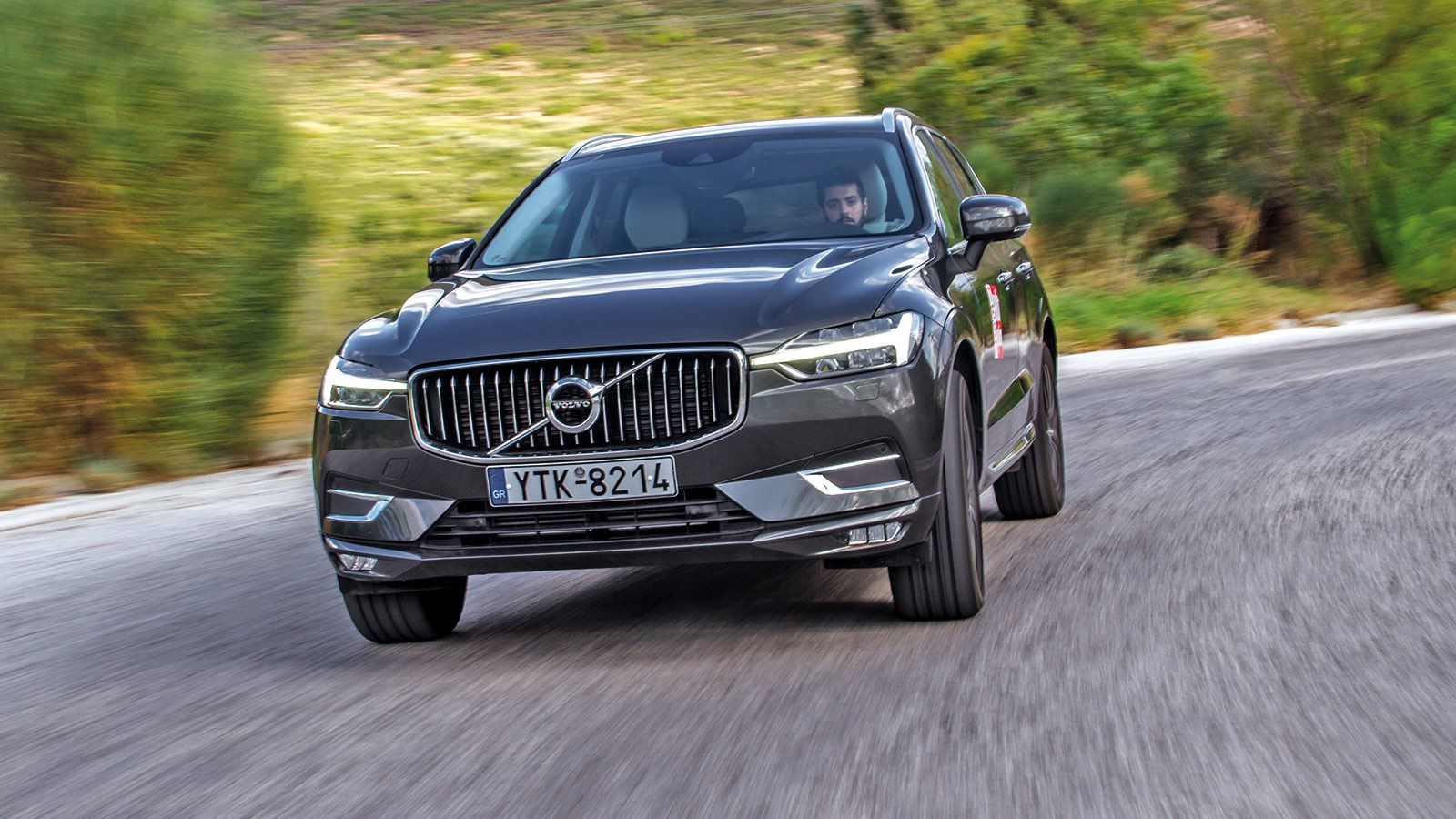 Το Volvo XC60 στην πίεση ανταποκρίνεται μια χαρά στα θέλω του μέσου οδηγού, με την πρόσφυση να έχει μεγάλα περιθώρια και την συμπεριφορά να κρίνεται ο