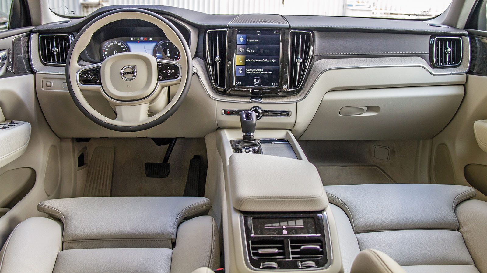 Η καμπίνα του μεσαίου SUV της Volvo είναι πολυτελής χωρίς αμφισβήτηση, με την συναρμογή και την ποιότητα των υλικών να είναι άκρως ικανοποιητική.