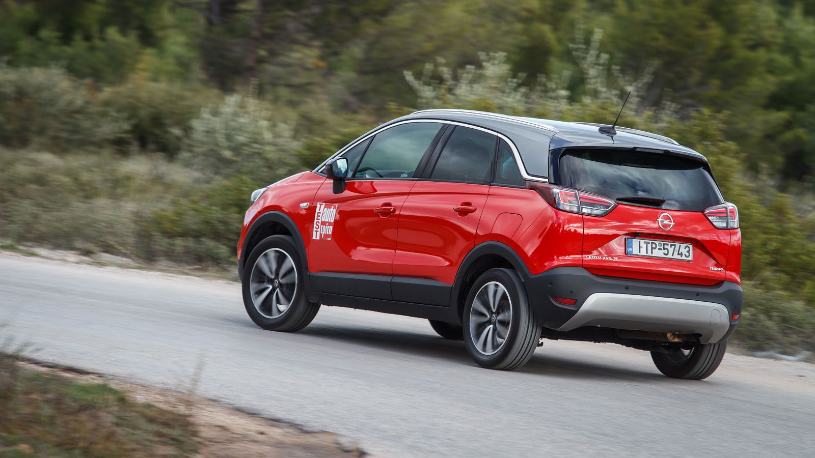 Tο νέο Crossland X διαθέτει σχετικά σφιχτή ανάρτησή, η οποία απορροφά τις ανωμαλίες και δεν επιτρέπει στο αμάξωμα να παίρνει κλίσεις στις στροφές, δια