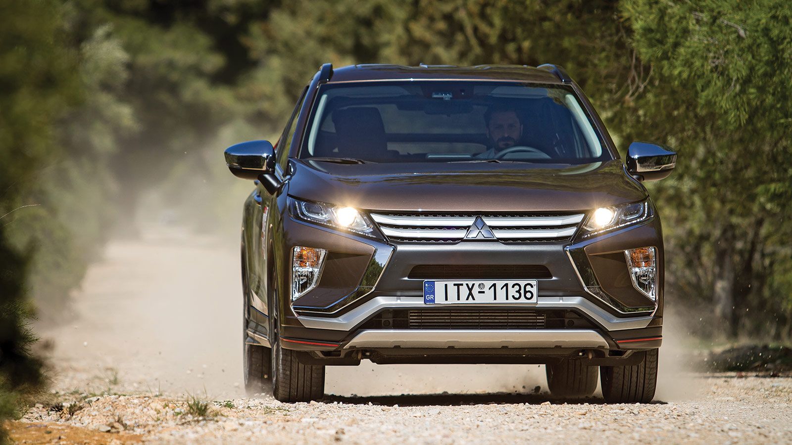 To Eclipse Cross σου δίνει την αίσθηση ότι έχει διαρκώς στο πίσω μέρος του «κεφαλιού του» και την εκτός δρόμου κίνηση: πατάει εύκολα χώμα, όπου αποδει