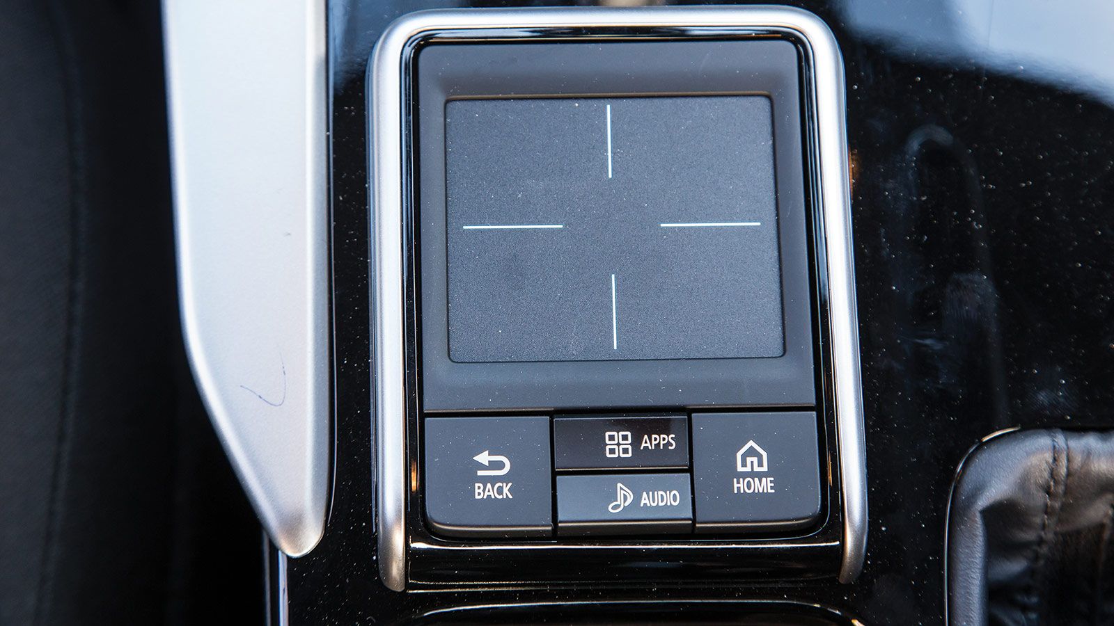Το πέρασμα των εντολών γίνεται και από το touchpad (από τη μεσαία έκδοση και πάνω), το οποίο προσθέτει κομψότητα στο εσωτερικό και αποδεικνύεται αρκετ
