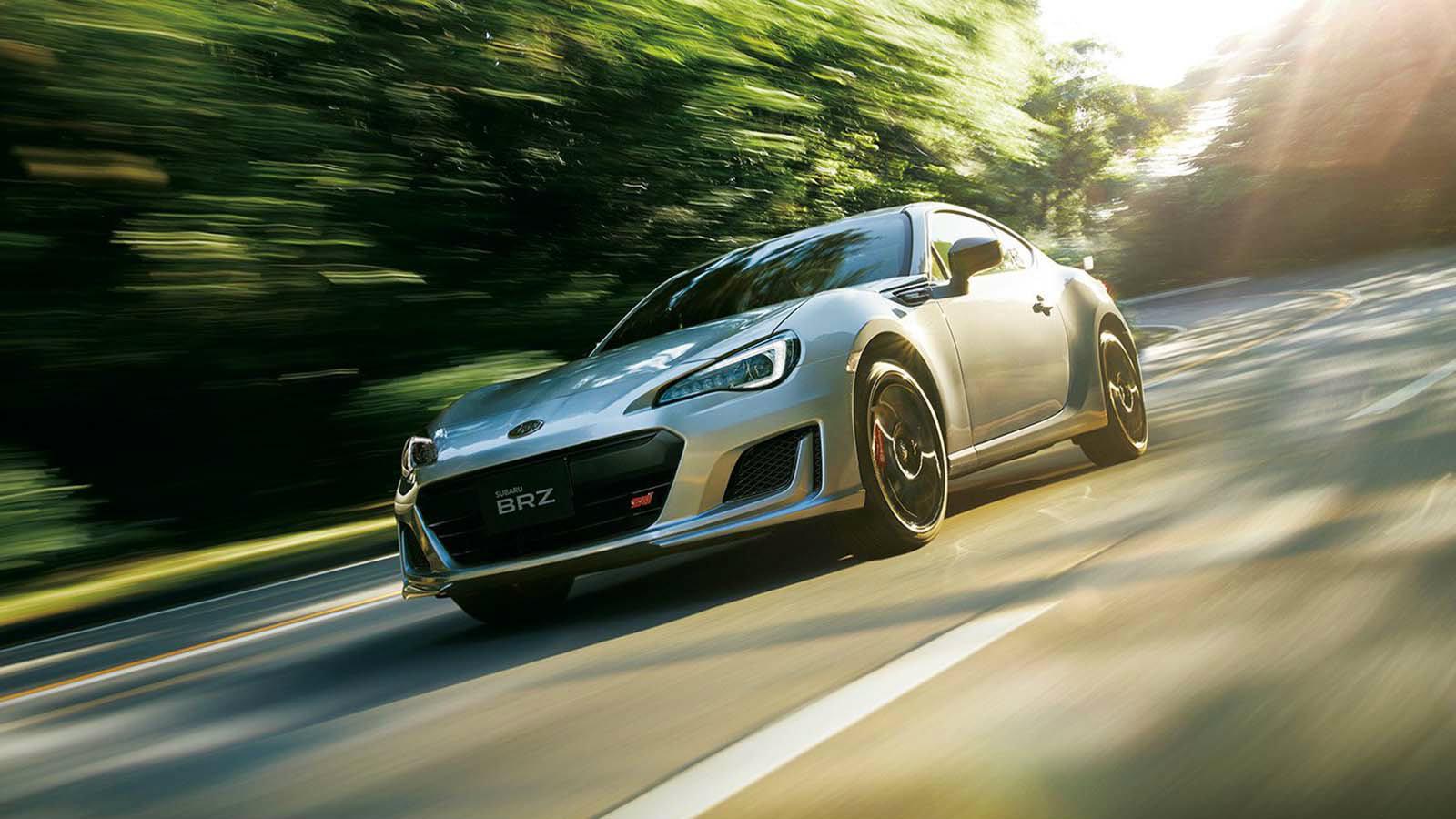 Kάτω από το καπό η ισχύς του Subaru BRZ παράγεται από τον γνωστό 4κύλινδο 2λιτρο μοτέρ απόδοσης 207 ίππων.