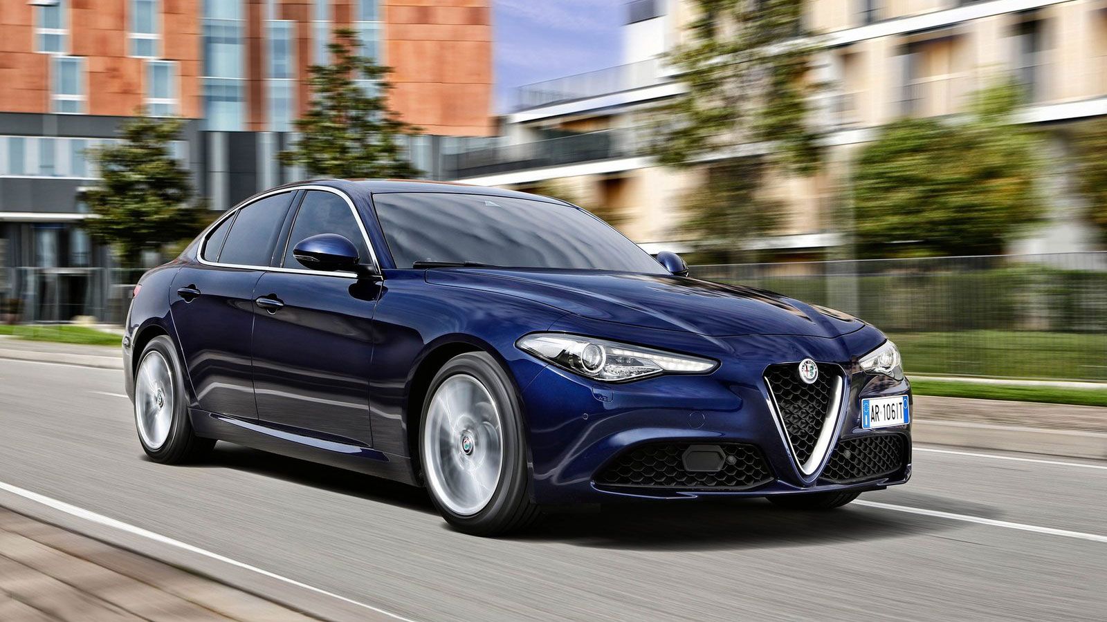 Με ένα σμπάρο, δυο τριγώνια θα χτυπήσει η Alfa Romeo εντάσσοντας στη γκάμα της Giula τον T4 κινητήρα 1,3 λτ.. Αφενός θα ακολουθήσει τις τάσεις της επο