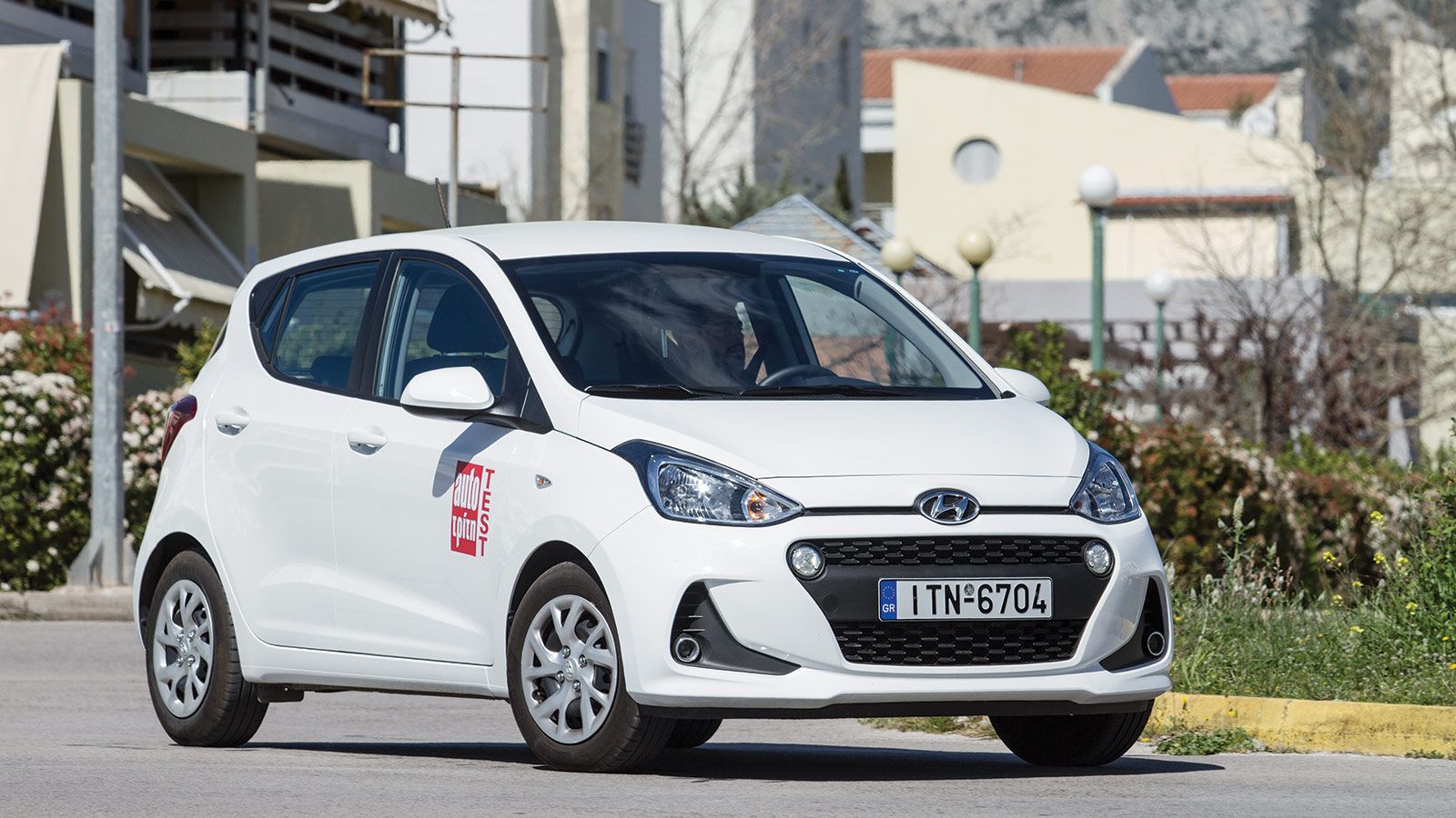 Δοκιμάζουμε το ανανεωμένο Hyundai i10 στην έκδοση με τον 1.000άρη ατμοσφαιρικό κινητήρα ισχύος 66 ίππων, με τιμή που ξεκινά λίγο κάτω από τις 10 χιλιά