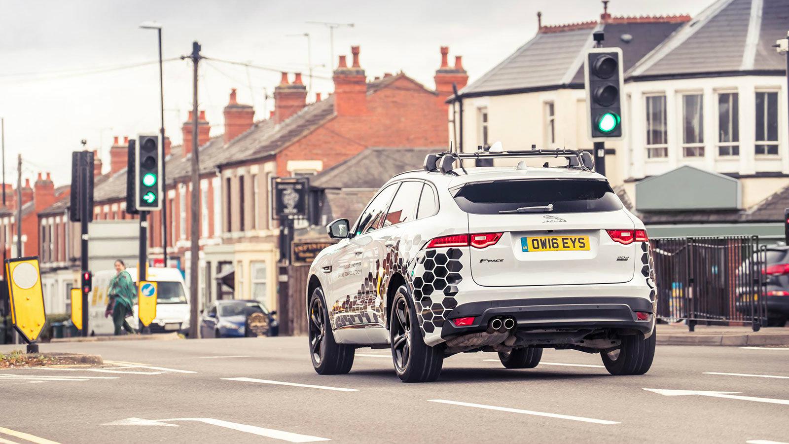 Όπως αναφέρει η JLR, μέσω της τεχνολογίας Vehicle-to-Infrastructure (V2X), συνδέει τα αυτοκίνητα με τα φανάρια.