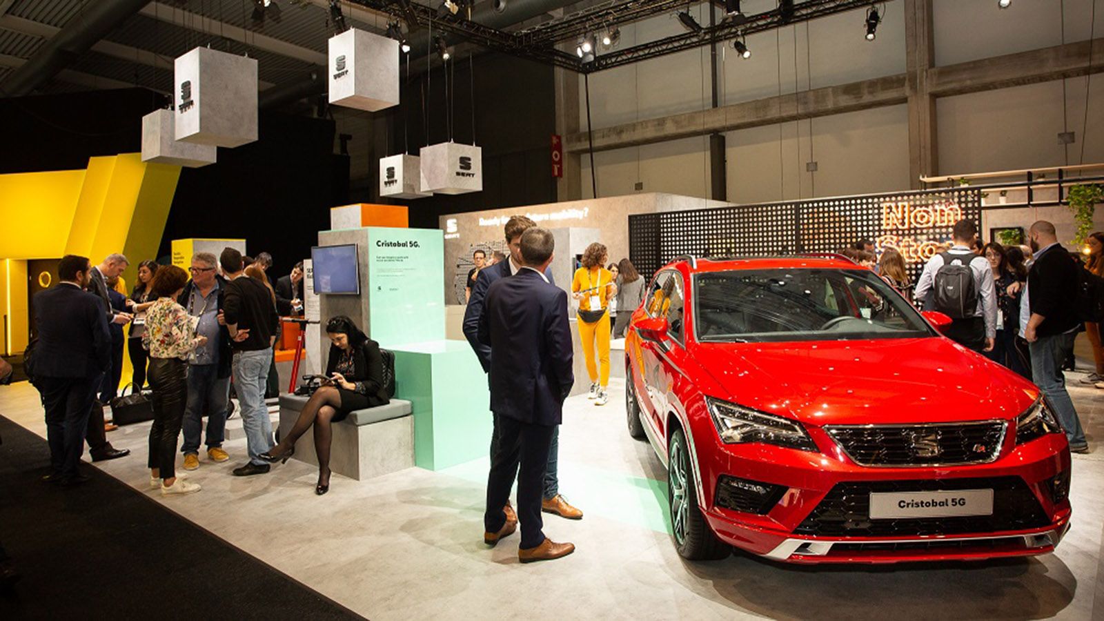 Η SEAT παρουσιάζει επίσης το Cristobal 5G, το πρωτότυπο μοντέλο που ενσωματώνει προηγμένους βοηθούς ασφαλείας για τη μείωση κινδύνων και ατυχημάτων.