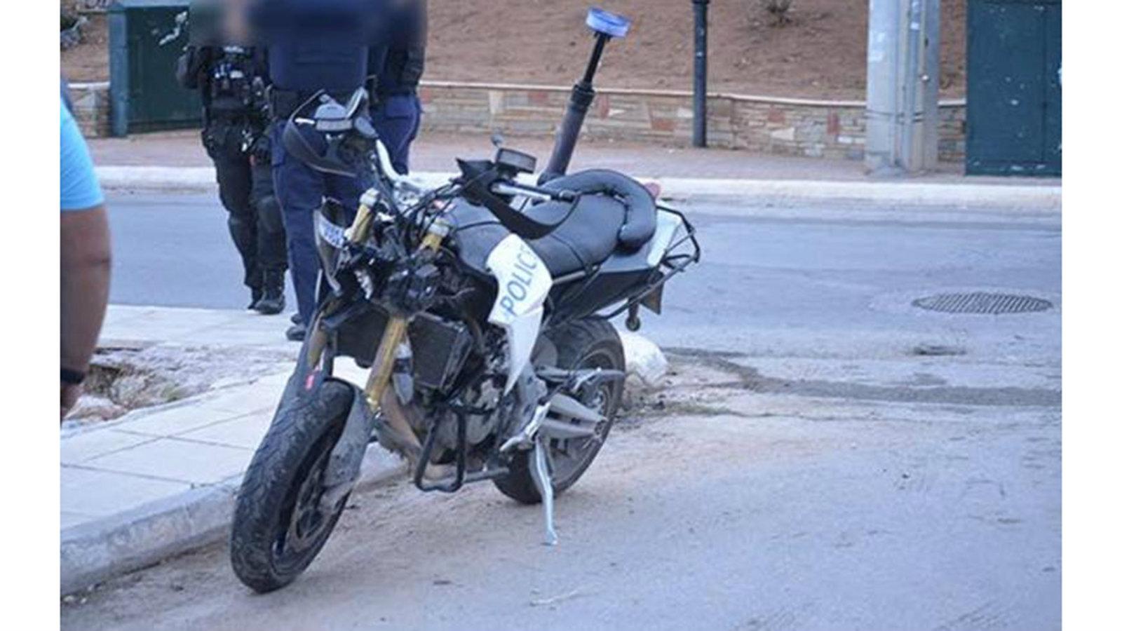 Και οι δύο αστυνομικοί διακομίστηκαν στο 401 στρατιωτικό νοσοκομείο. (φώτο Βασίλη Ντούμα).