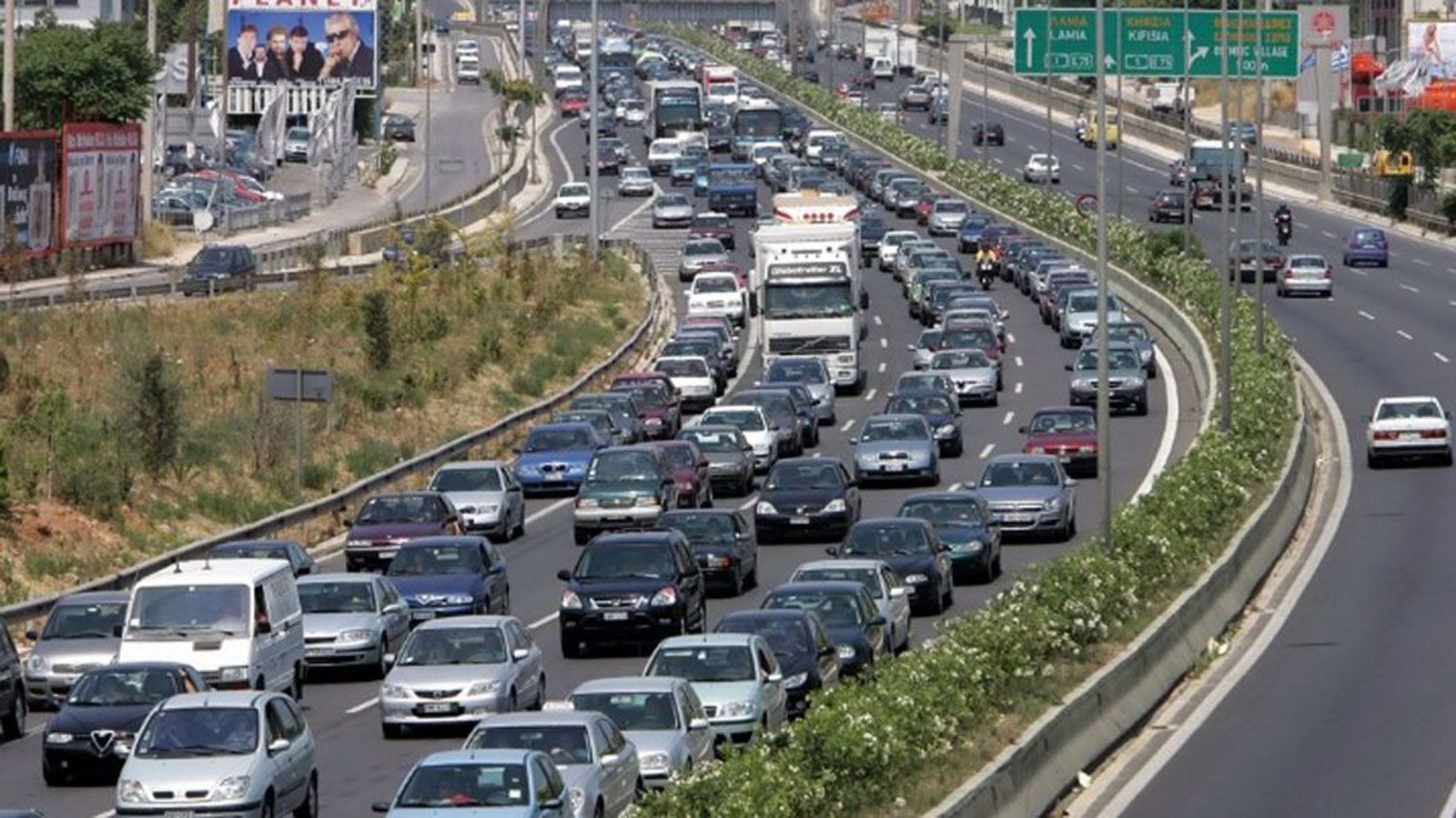 Τα ακινητοποιημένα οχήματα ξεκινούν από το ύψος της γέφυρας Καλυφτάκη και φτάνουν μέχρι τη Λένορμαν.
