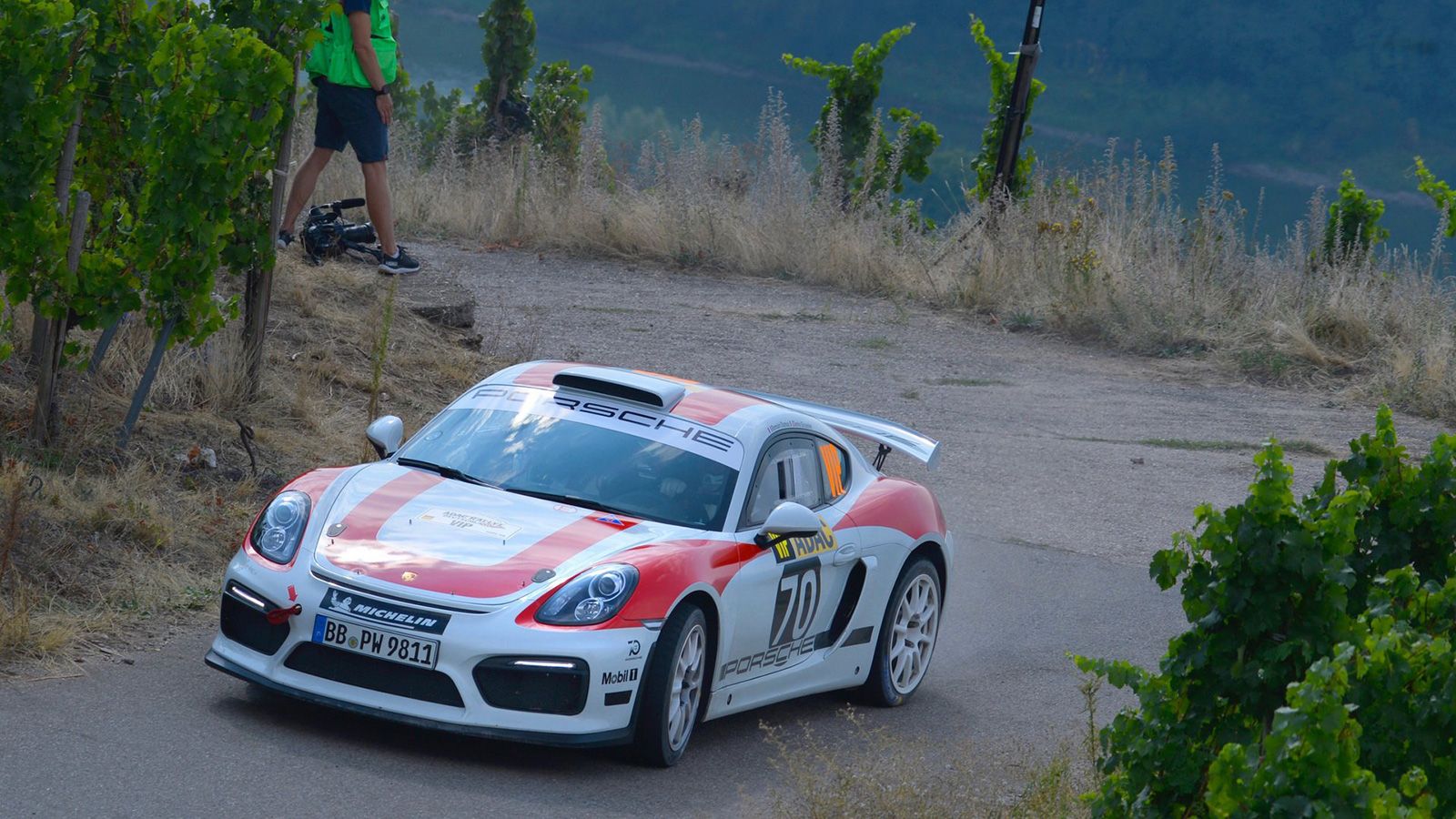 Μία προϋπόθεση θέτει η Porsche για να φέρει στην παραγωγή το concept της Cayman GT4 Rallye.