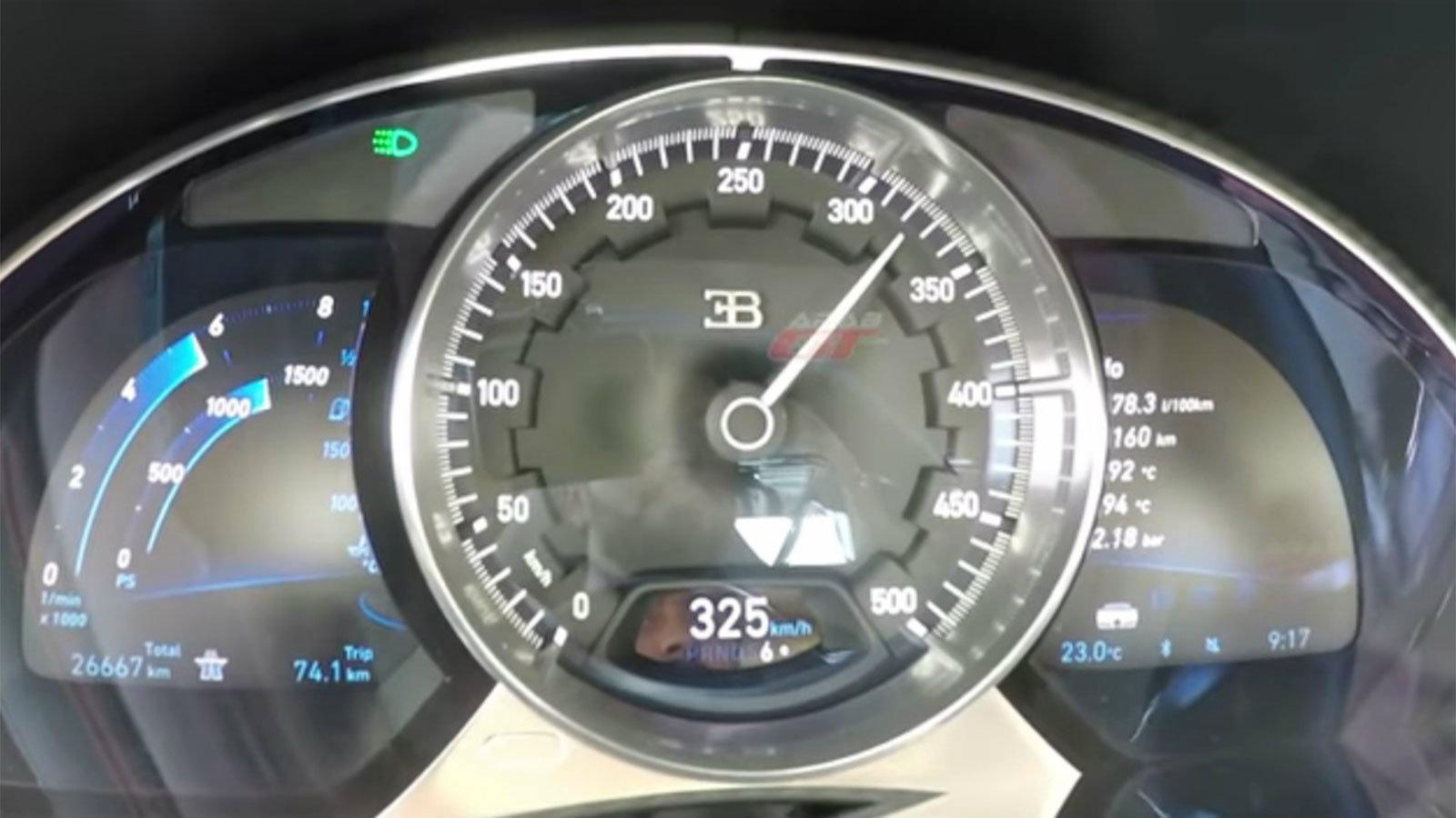 Οι δύο άνδρες στο βίντεο κατάφεραν να οδηγήσουν το αυτοκίνητο μέχρι τα 325 χλμ./ώρα.