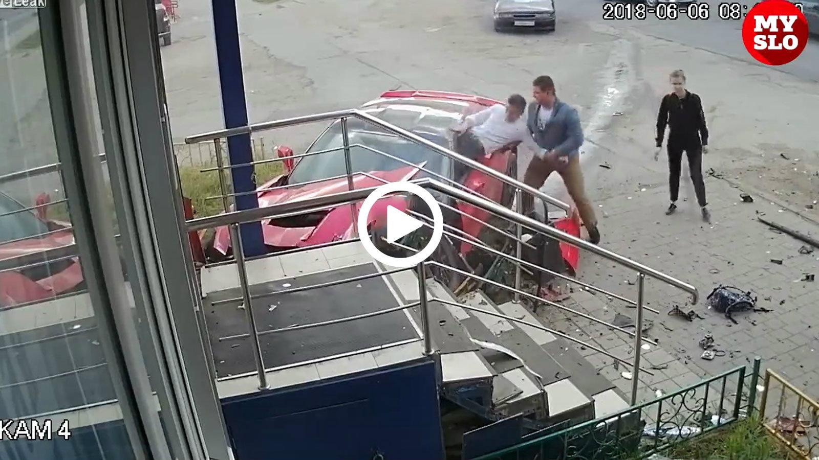 Corvette καταλήγει σε σκάλα κτιρίου