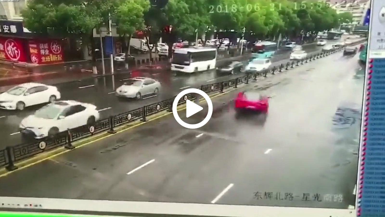 Ferrari 458 σε καραμπόλα