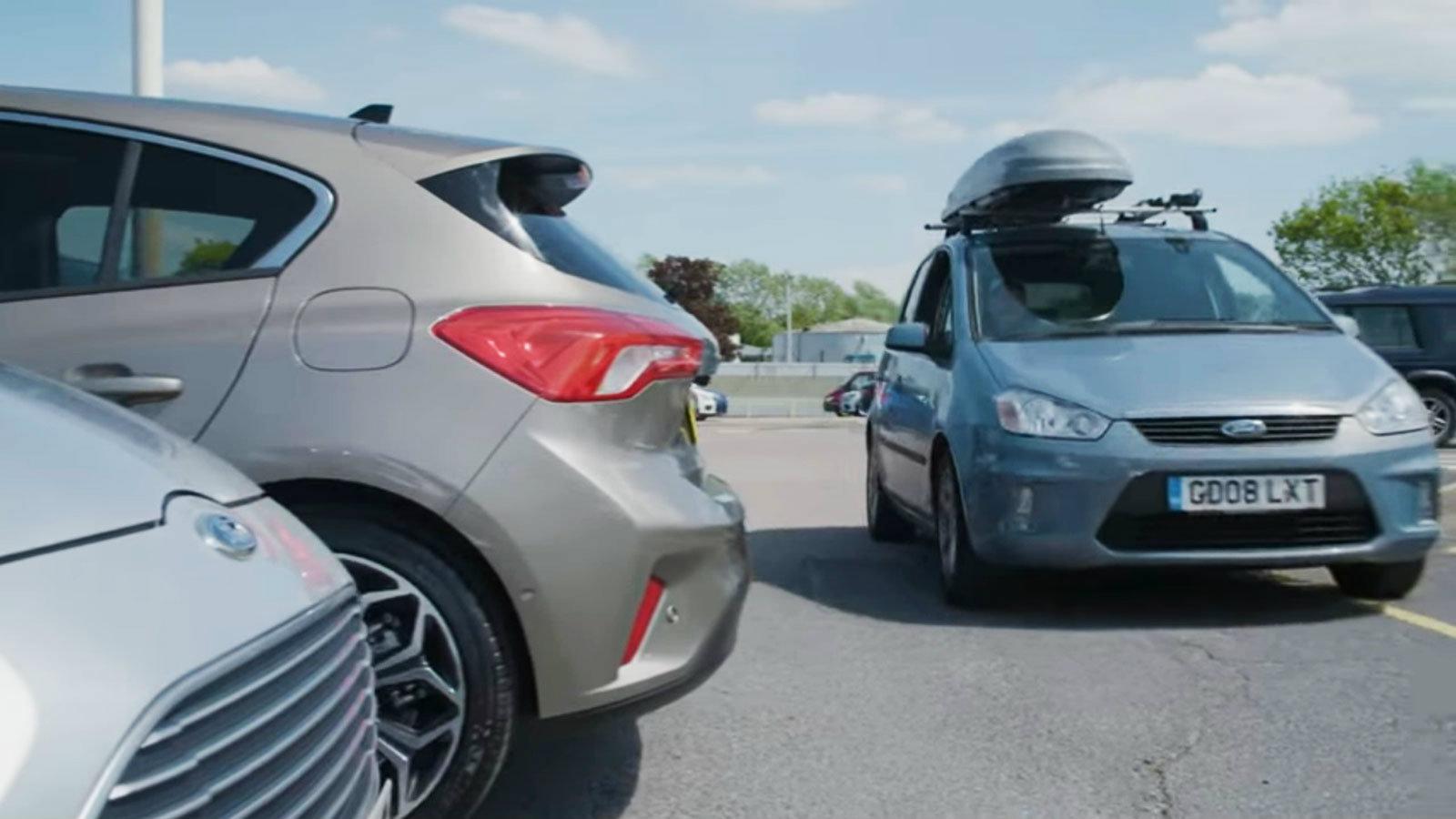 Το νέο Ford Focus με την ευρυγώνια κάμερα οπισθοπορείας (Rear Wide View Camera) και το Σύστημα Πληροφοριών Τυφλού Σημείου (Blind Spot Information Syst