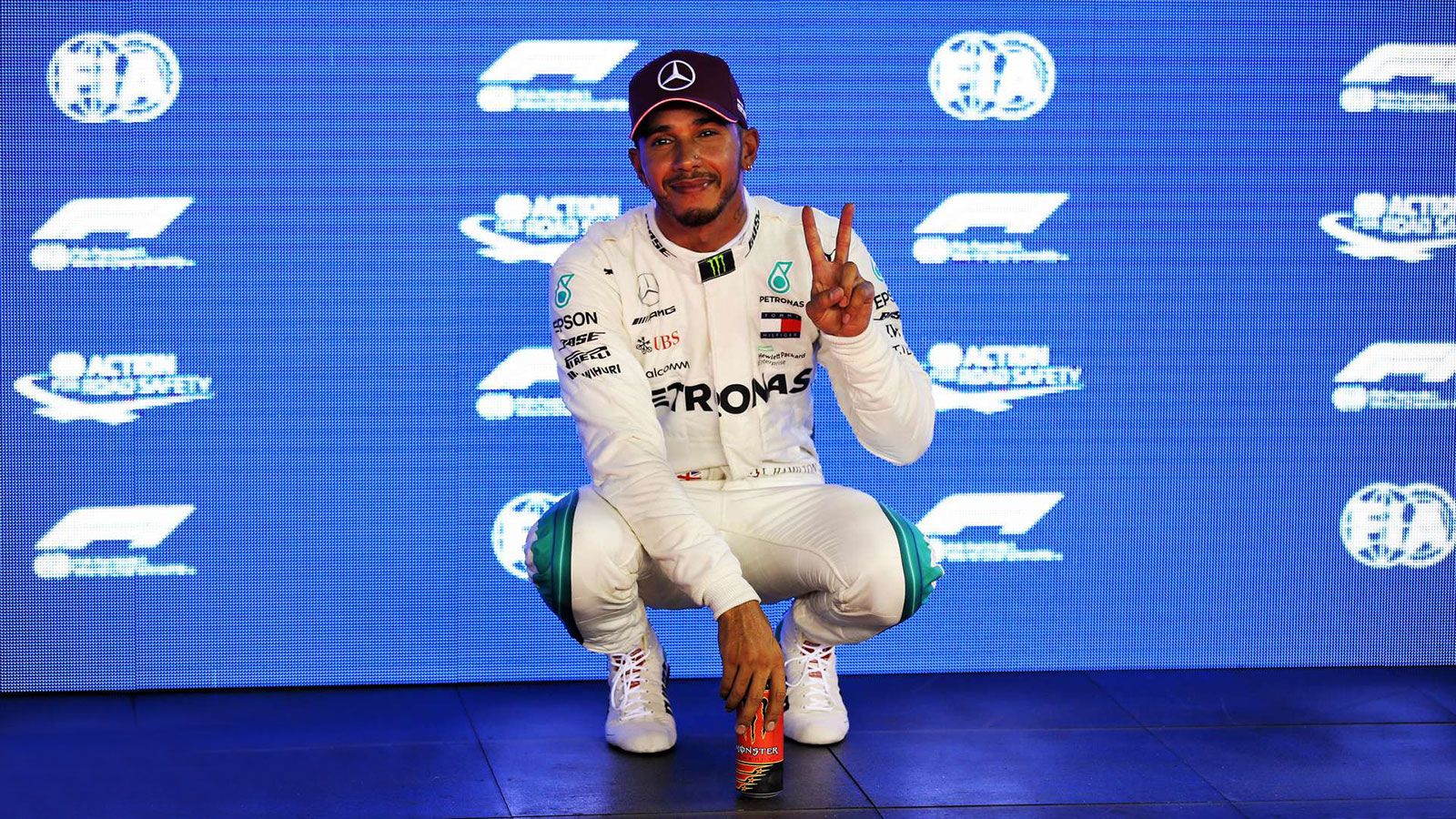 Η 79η pole position στην καρίερα του Λούις Χάμιλτον συνοδεύτηκε και με ένα ρεκόρ πίστας στη Marina Bay Street Circuit.