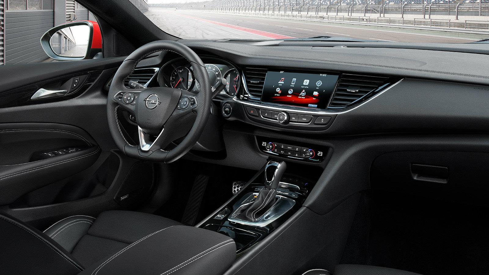 Στην καμπίνα του νέου Opel Insignia GSi ξεχωρίζουν  τα νέα καταπληκτικά μπάκετ καθίσματα, που σχεδιαστικά θυμίζουν… κόμπρα. Ποιότητα και ευρυχωρ