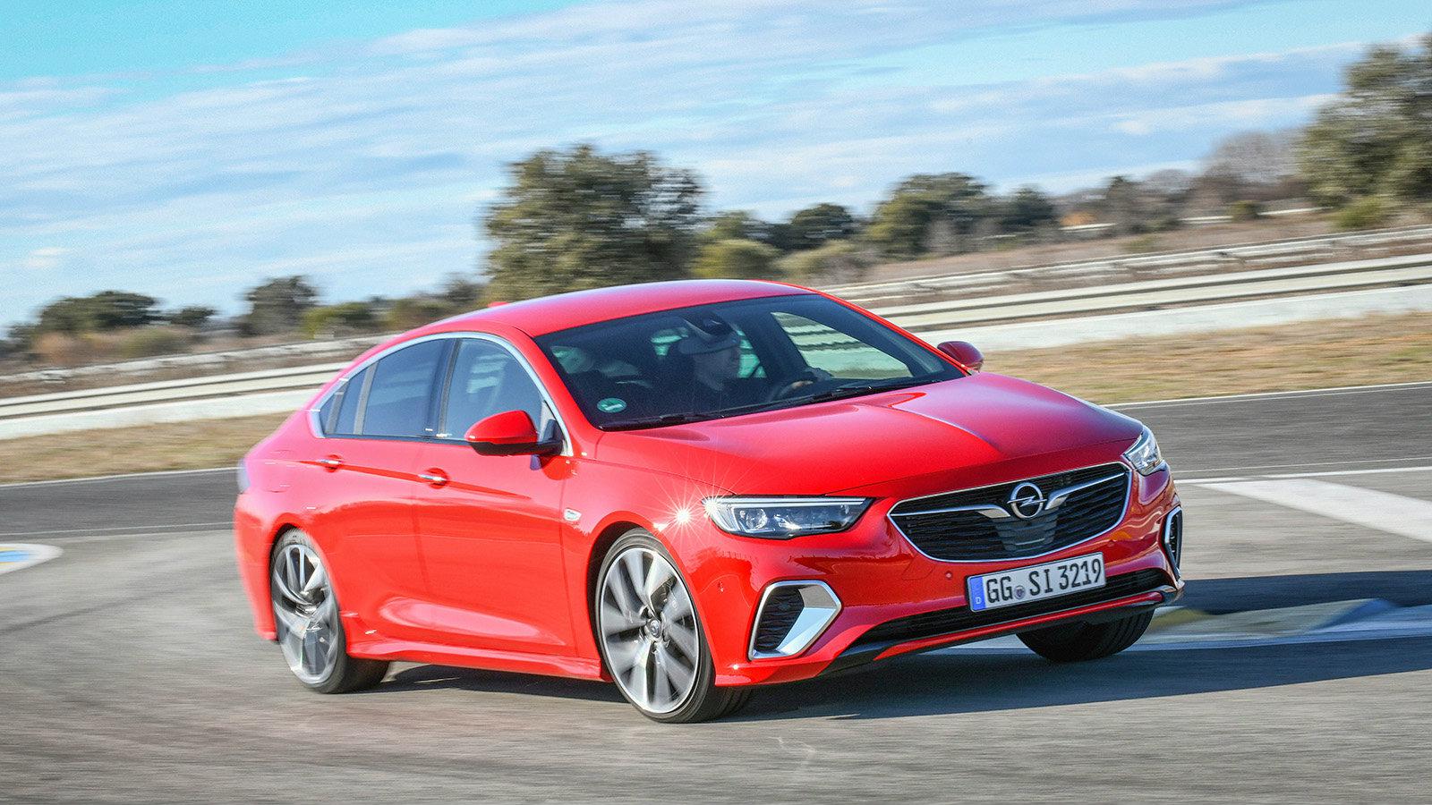 Το Insignia GSi θα διατεθεί τόσο σε Grand Sport 5θυρη έκδοση (φωτό), όσο και σε Sports Tourer στέισον βάγκον. Αμφότερες διαθέτουν πιο δυναμική σχεδίασ