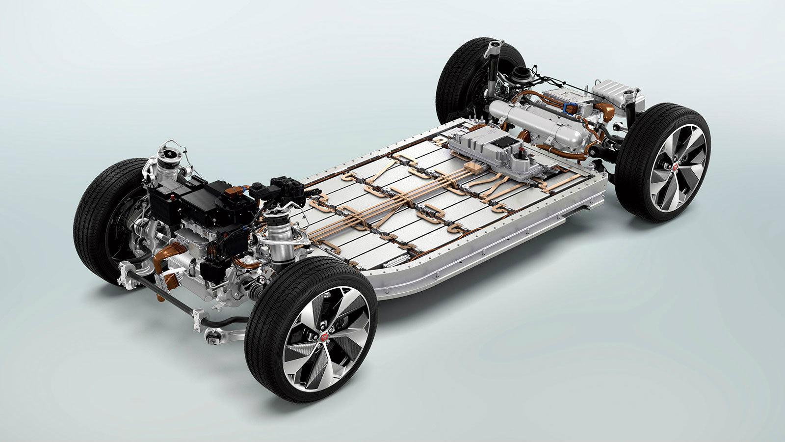 Η Jaguar υποστηρίζει πως ασχολήθηκε ιδιαίτερα με τη διαμόρφωση της τοποθετημένης στο δάπεδο μπαταρίας υιοθετώντας 432 πολύ λεπτές κυψέλες.