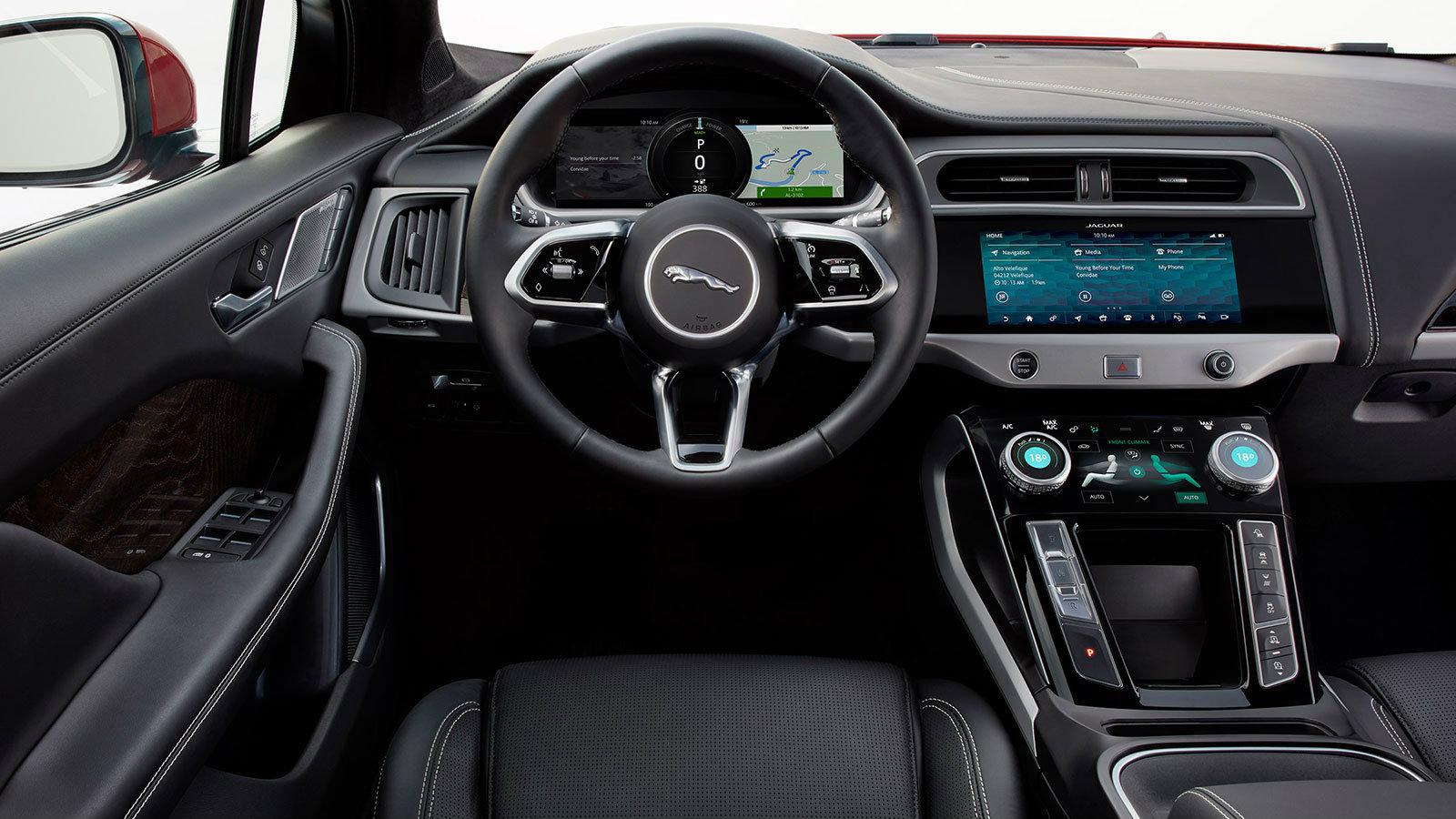 Στο εσωτερικό υιοθετείται μινιμαλιστικό σχεδιαστικό ύφος με τις δύο οθόνες αφής και τον ψηφιακό πίνακα οργάνων να ενισχύουν τον high tech χαρακτήρα το