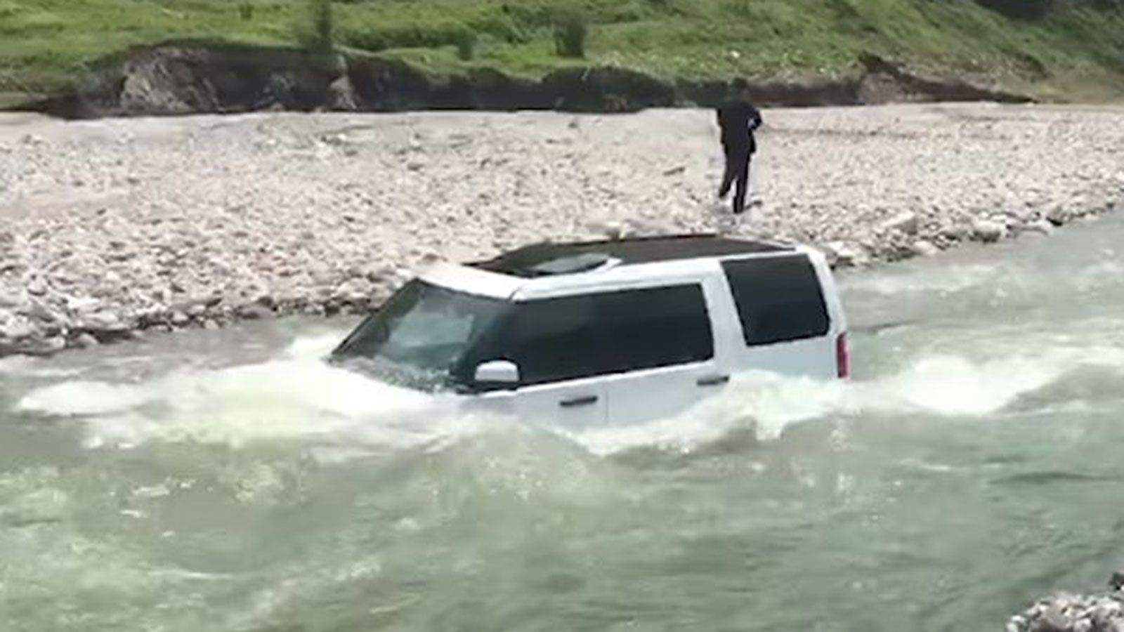Τσιγκούνης πλένει Land Rover σε ποτάμι (+video)