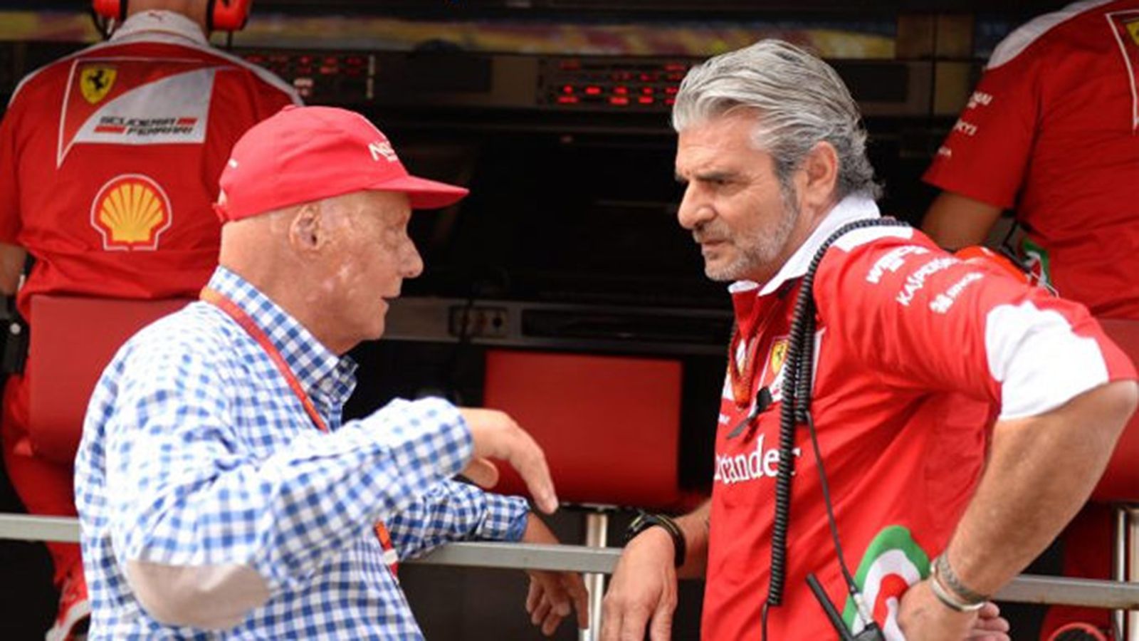 Ο Lauda έσπευσε στην συνέχεια να υπερασπιστεί την απόφαση της Mercedes να μην βάλει τους Bottas και Hamilton στα pits για αλλαγή ελαστικών.