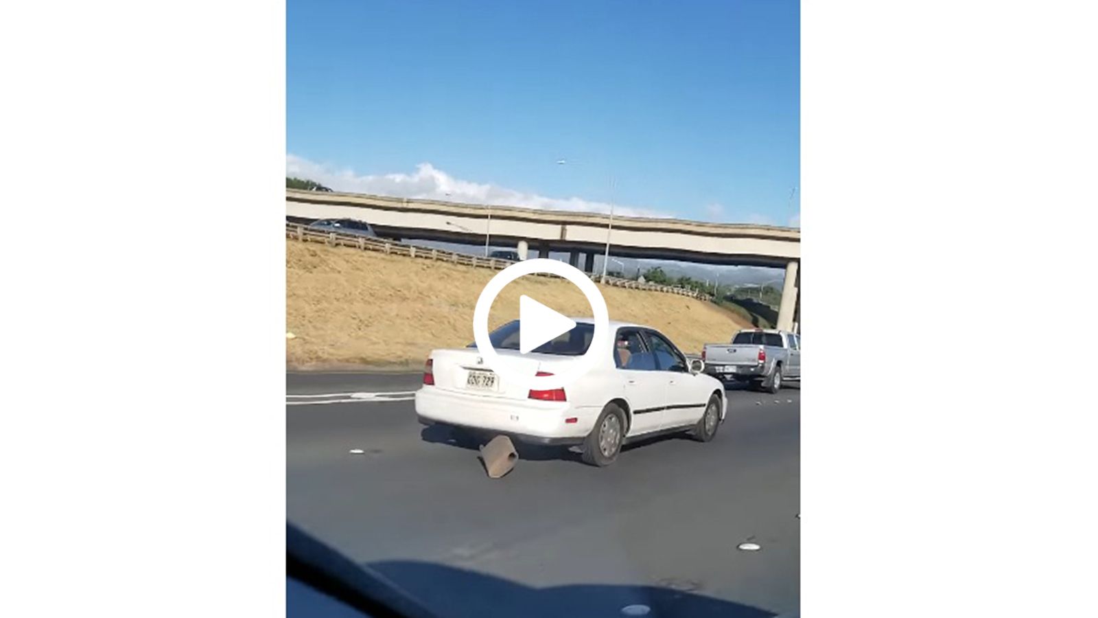 Σέρνει την εξάτμιση στην άσφαλτο