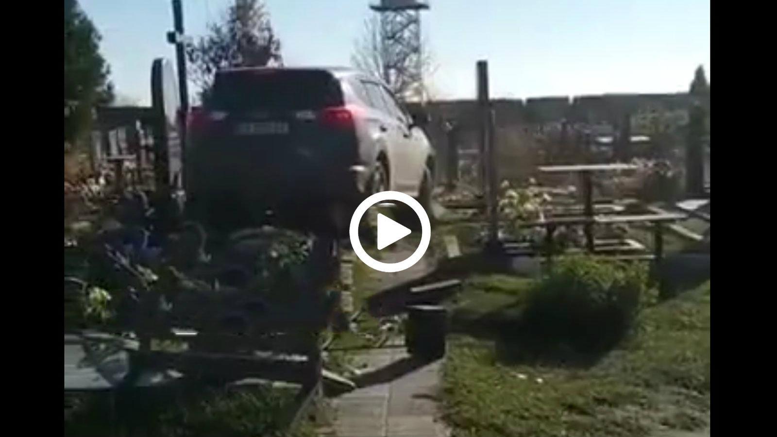 SUV εγκλωβίζεται ανάμεσα από τάφους