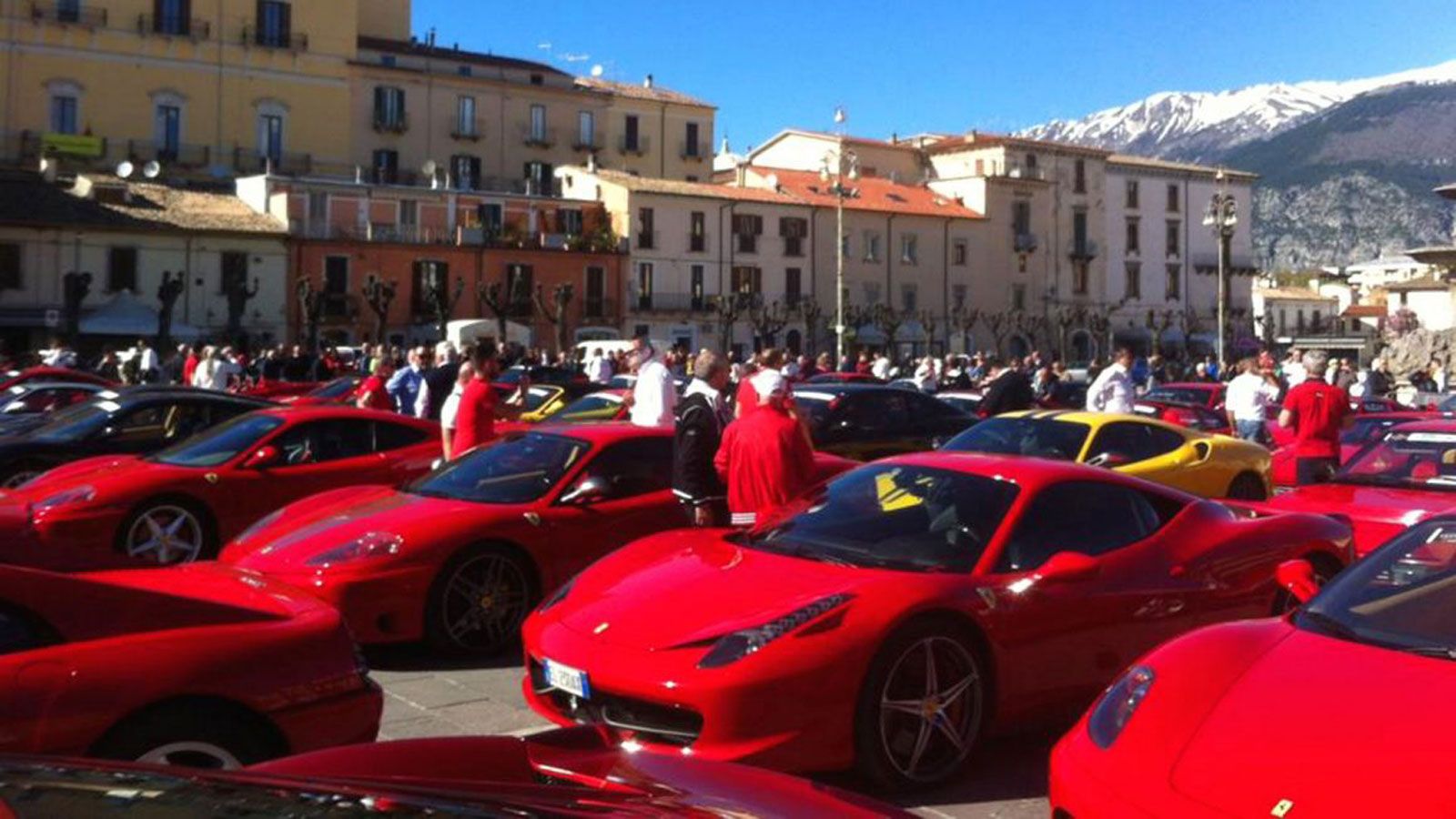 Ούτε μια, ούτε δύο, αλλά 32 Ferrari θα «παρελάσουν» στην πόλη των Ιωαννίνων κατά τη διάρκεια της πρώτης επίσκεψης του Ferrari Club «Passione Rossa» στ