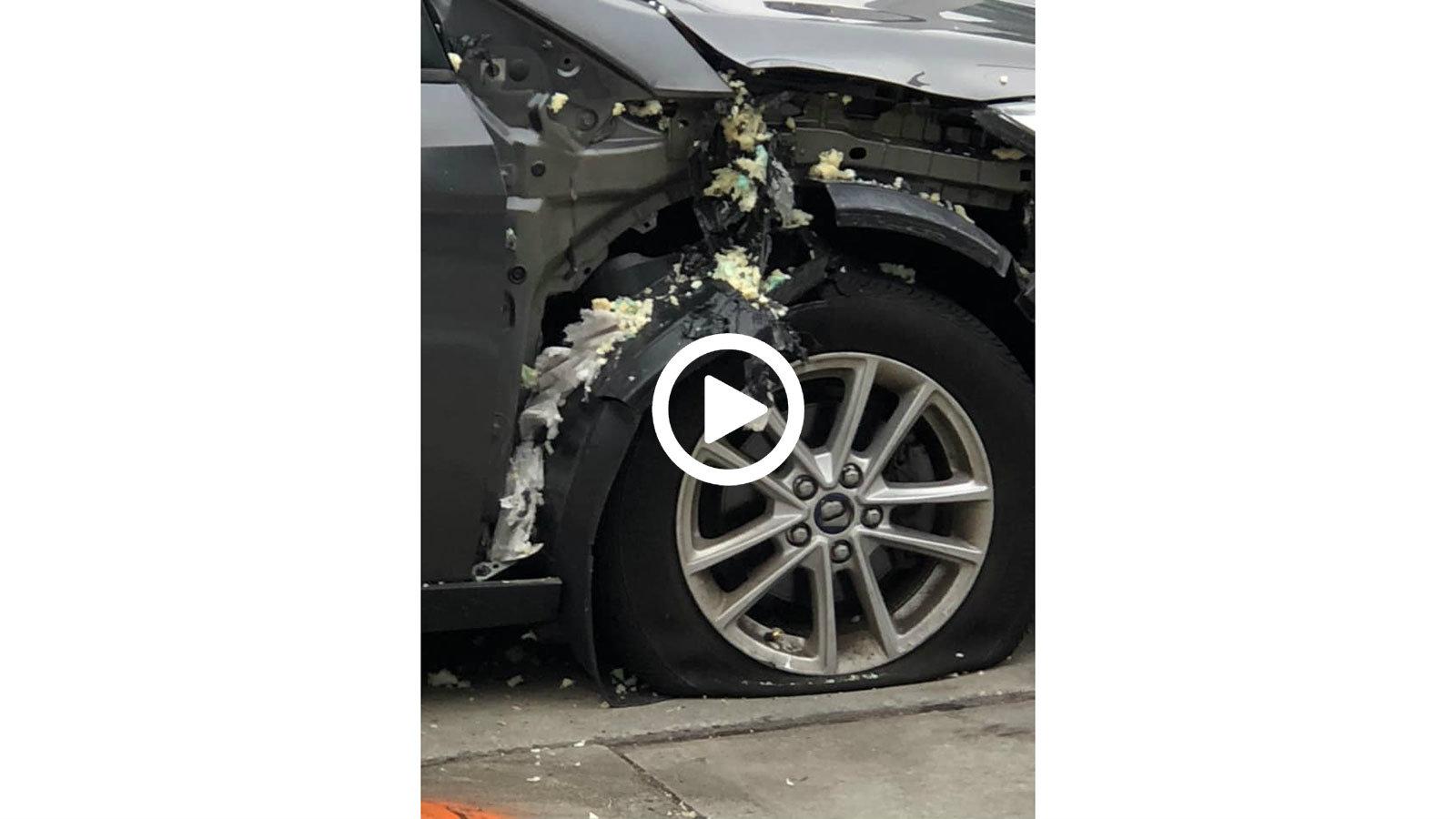 Λάστιχο σκάει και καταστρέφει Ι.Χ