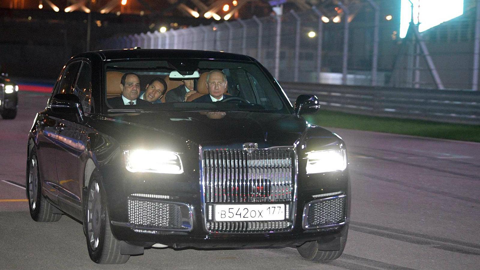 Ο Putin δεν δίστασε να κάτσει πίσω από το τιμόνι της Aurus Senat ρωσικής λιμουζίνας και να ξεναγήσει τον Abdel Fattah el-Sisi στην πίστα.
