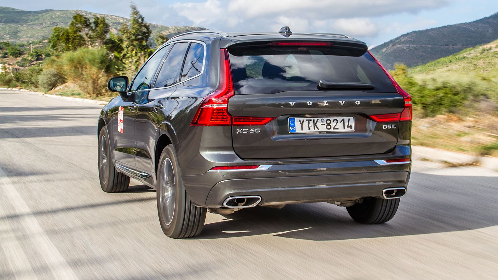 Το Volvo XC60 στην πίεση ανταποκρίνεται μια χαρά στα θέλω του μέσου οδηγού, με την πρόσφυση να έχει μεγάλα περιθώρια και την συμπεριφορά να κρίνεται ο