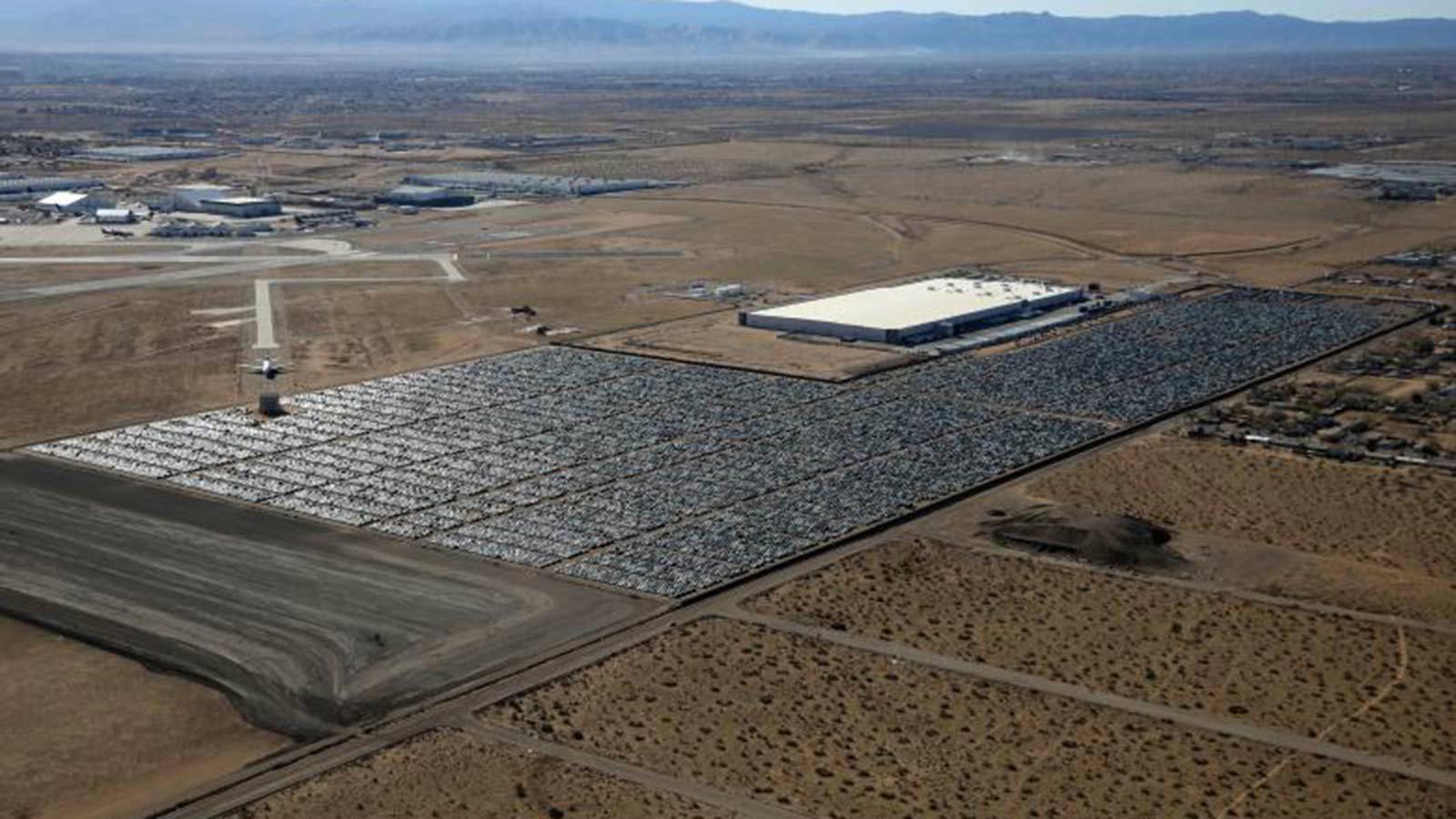 Έρημος γεμάτη VW: Το εμπορικό αεροδρόμιο του Victorville από αέρος. Η φωτογραφία είναι πριν από ένα χρόνο. Στο μεταξύ πολλά από τα αυτοκίνητα έχουν επ