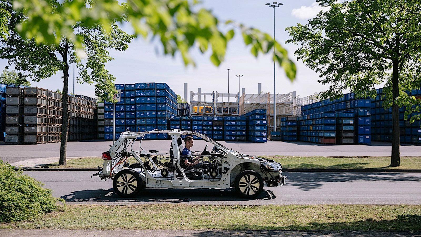 Ένα εντελώς γυμνό e-Golf, ονομάστηκε eGon και αναμένεται να κάνει την εμφάνισή του τον επόμενο μήνα.